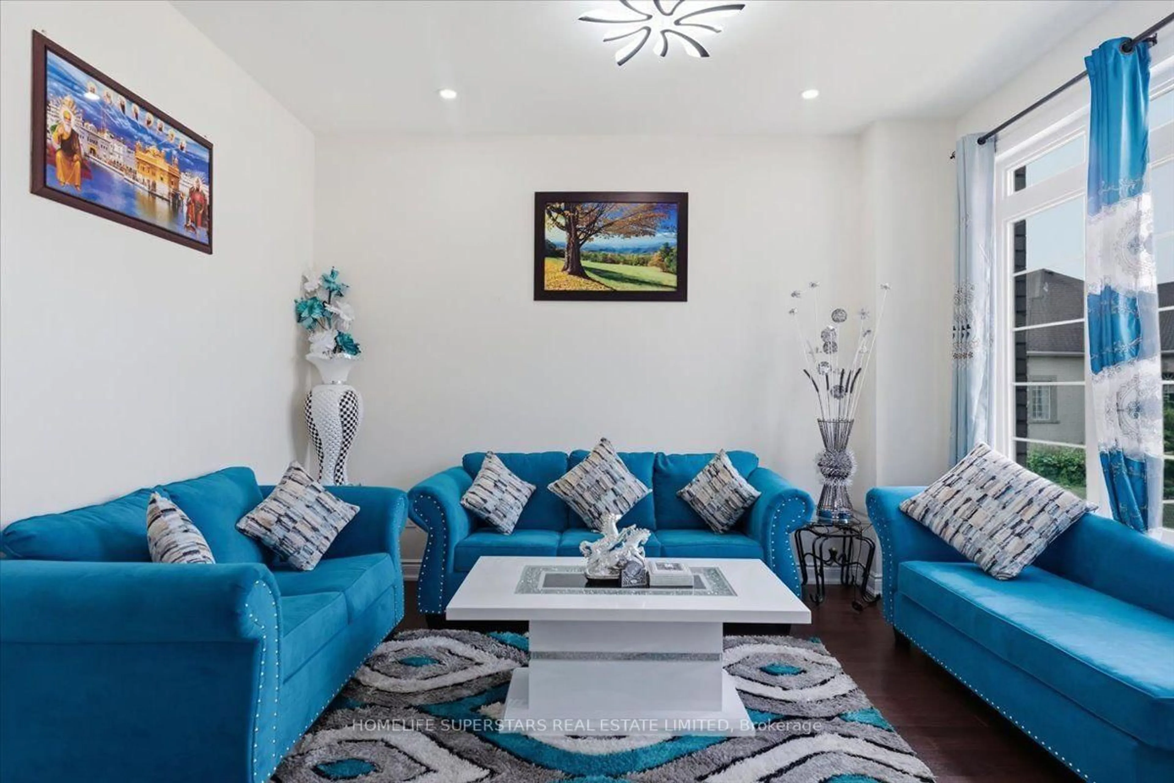 Living room with furniture, carpet floor for 39 Lost Canyon Way, Brampton Ontario L6X 3A6
