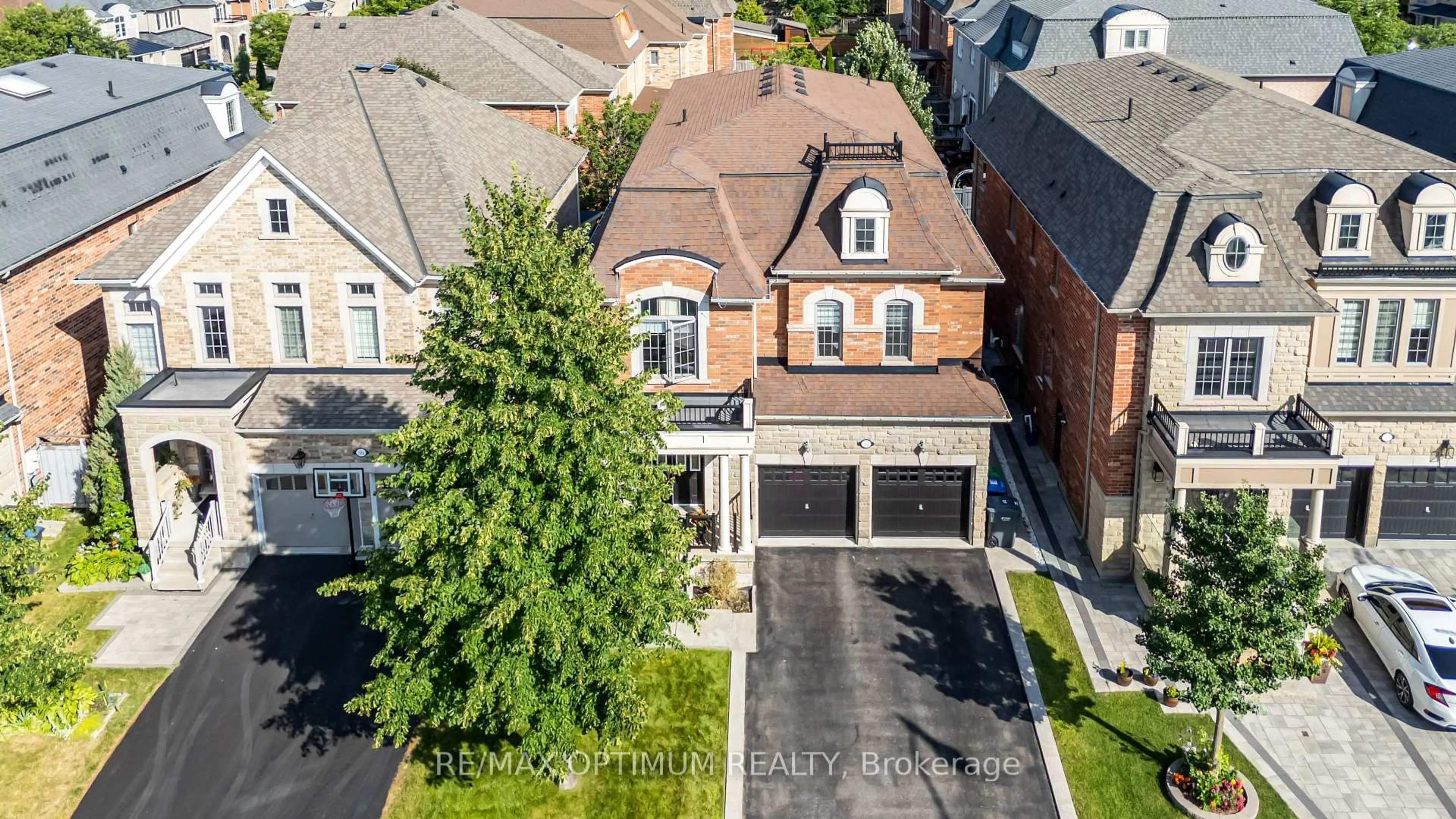 A pic from outside/outdoor area/front of a property/back of a property/a pic from drone, street for 37 Island Grve, Brampton Ontario L6X 0Y1