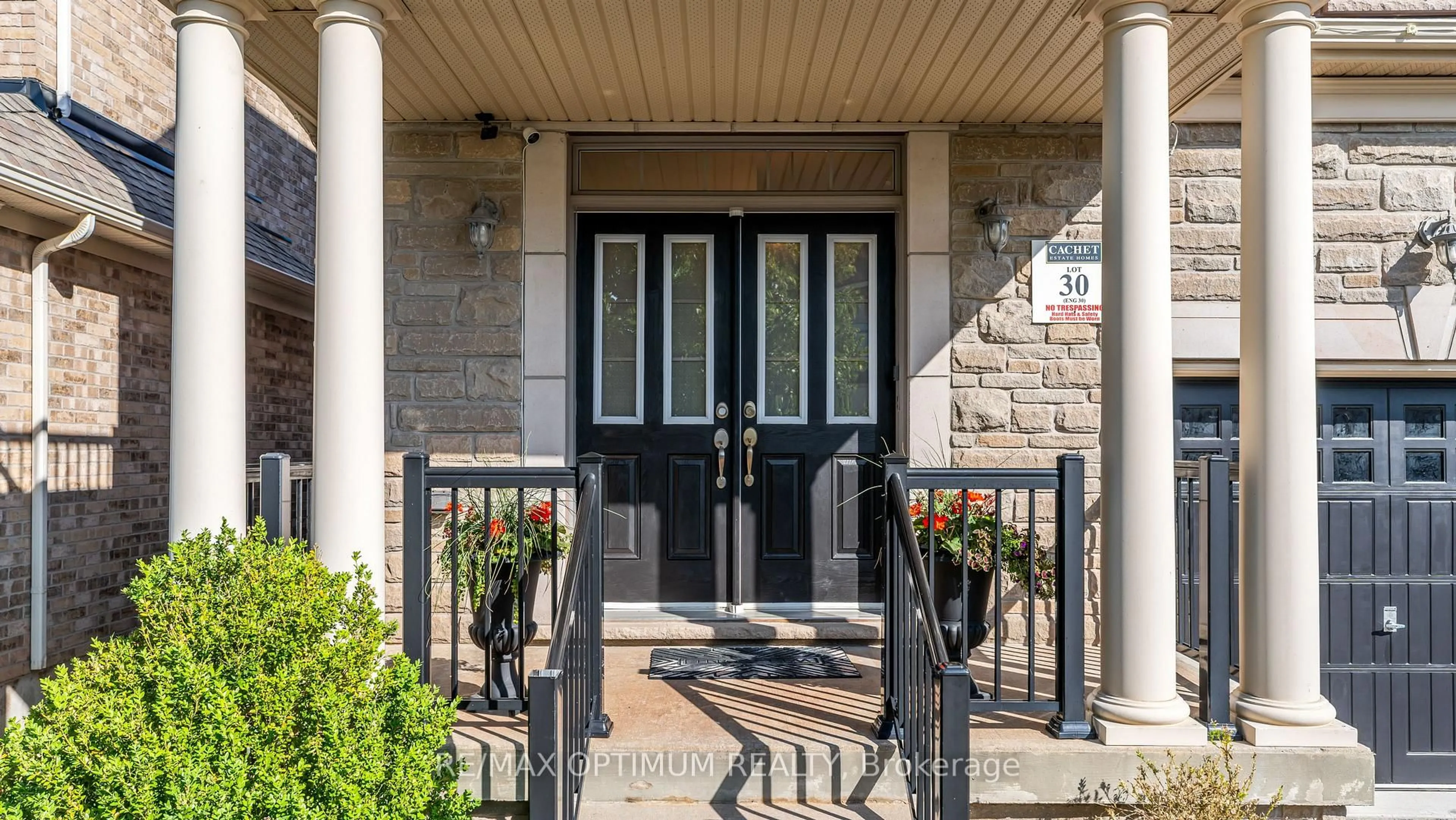 Indoor entryway for 37 Island Grve, Brampton Ontario L6X 0Y1