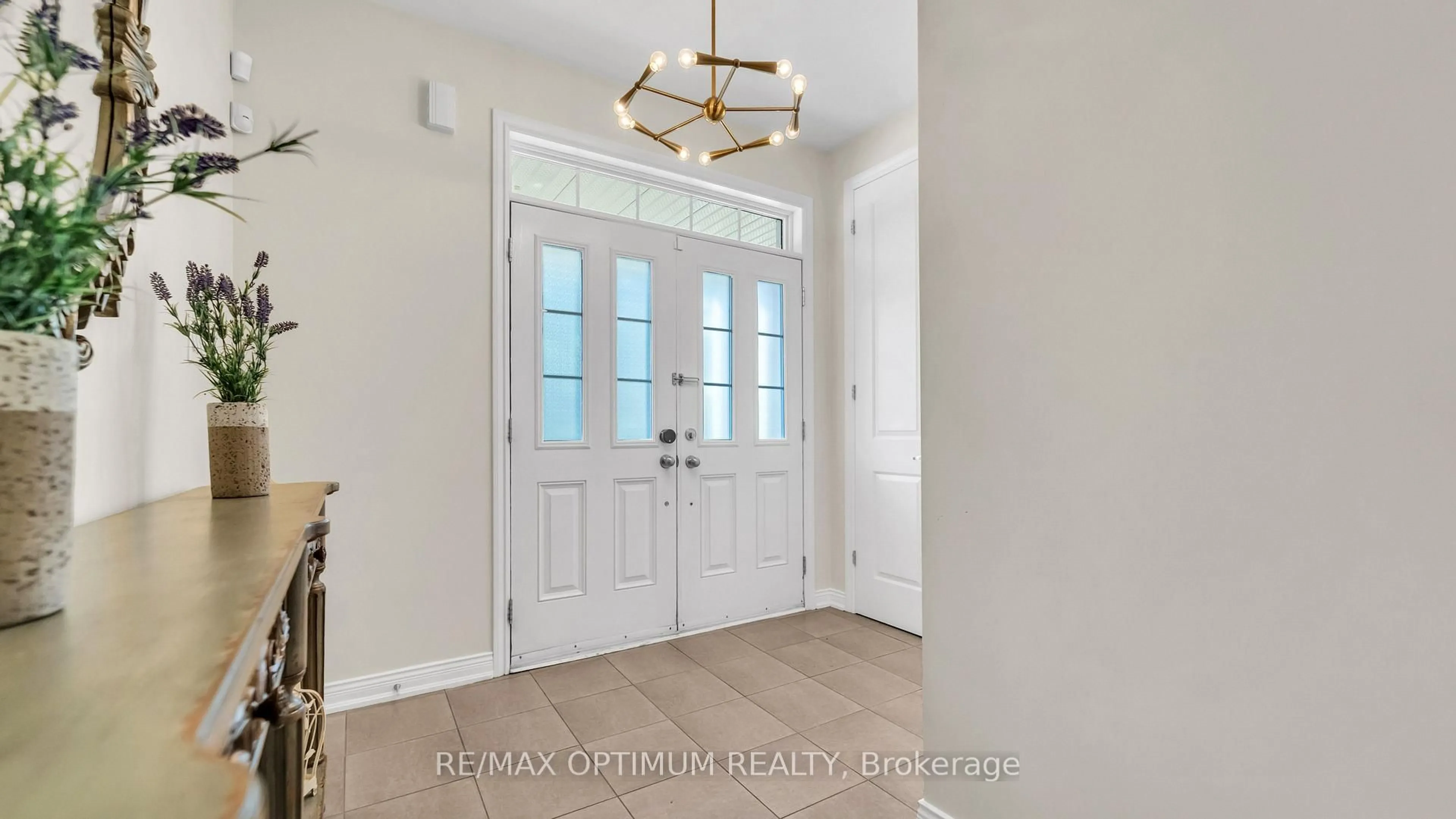 Indoor entryway for 37 Island Grve, Brampton Ontario L6X 0Y1