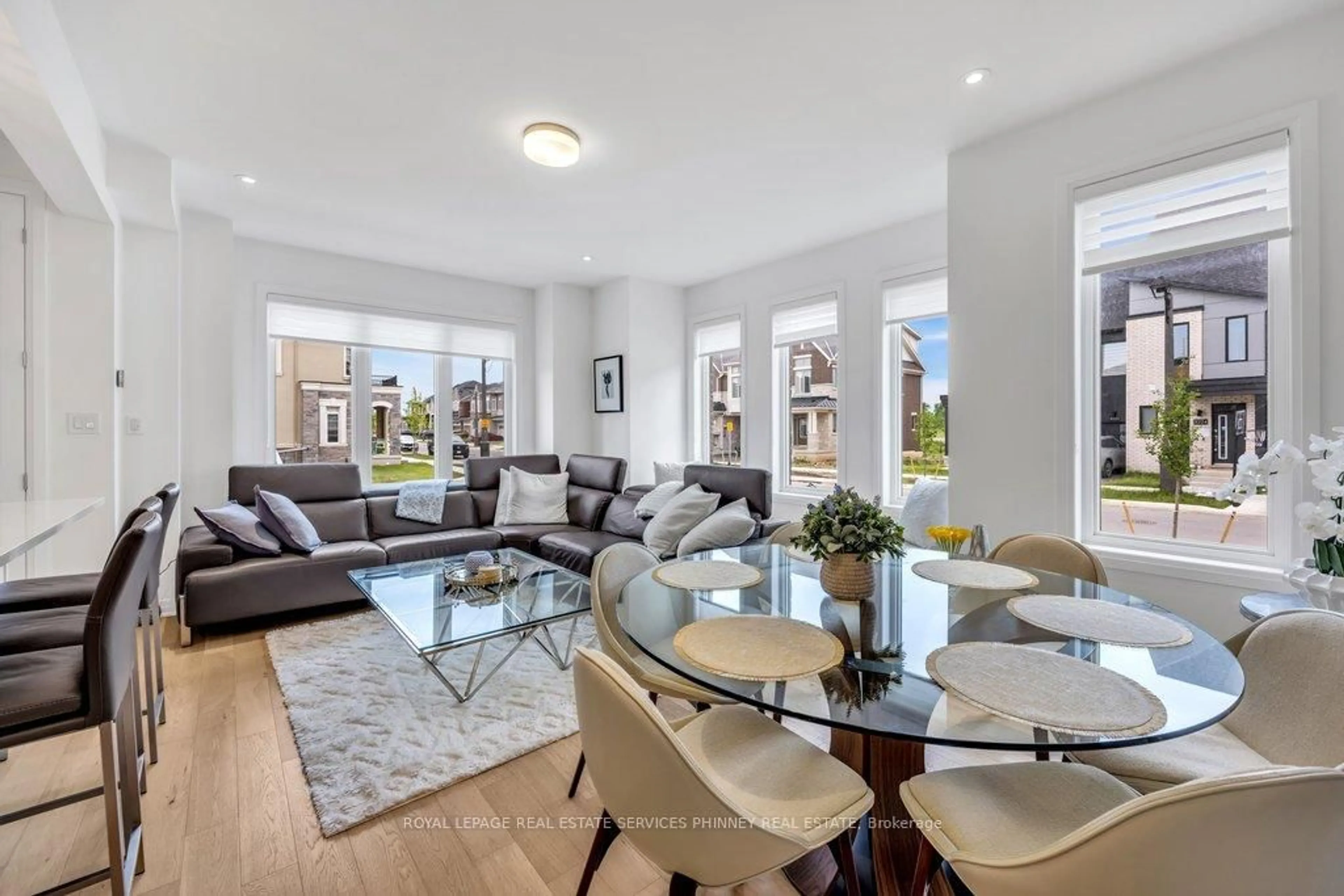 Living room with furniture, unknown for 9 Crown Gate, Oakville Ontario L6M 0W8