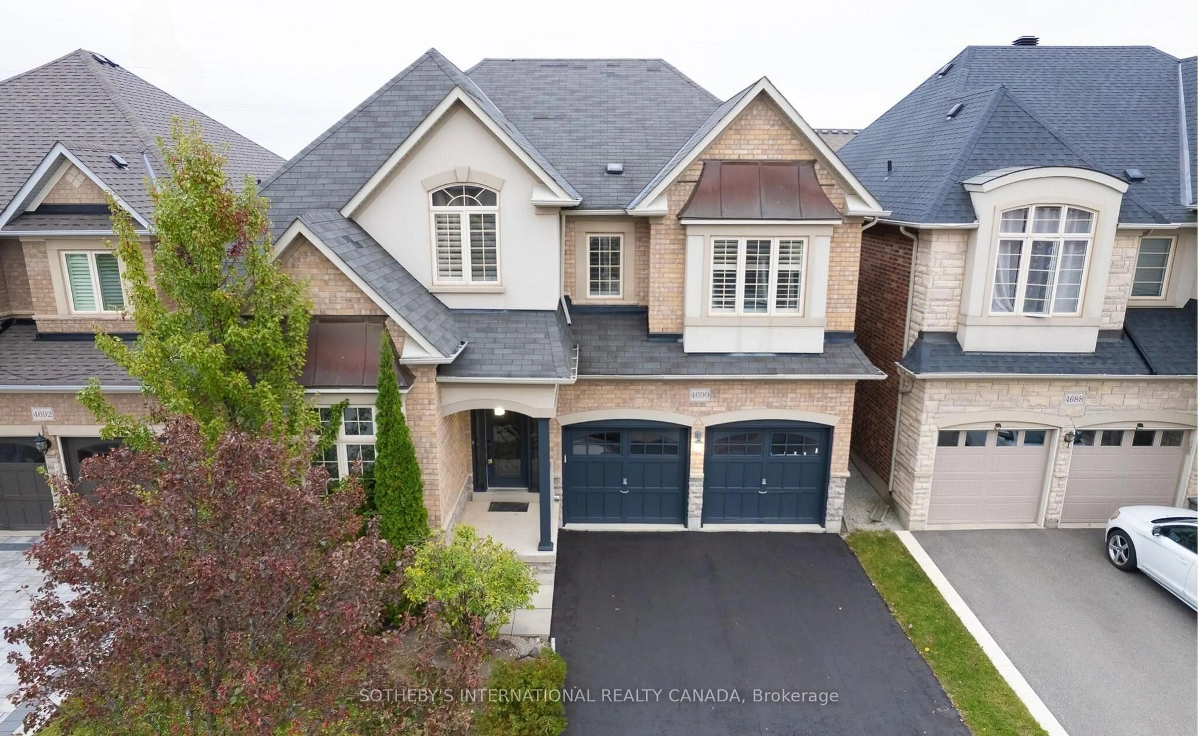 A pic from outside/outdoor area/front of a property/back of a property/a pic from drone, street for 4690 Huffman Rd, Burlington Ontario L7M 0G6