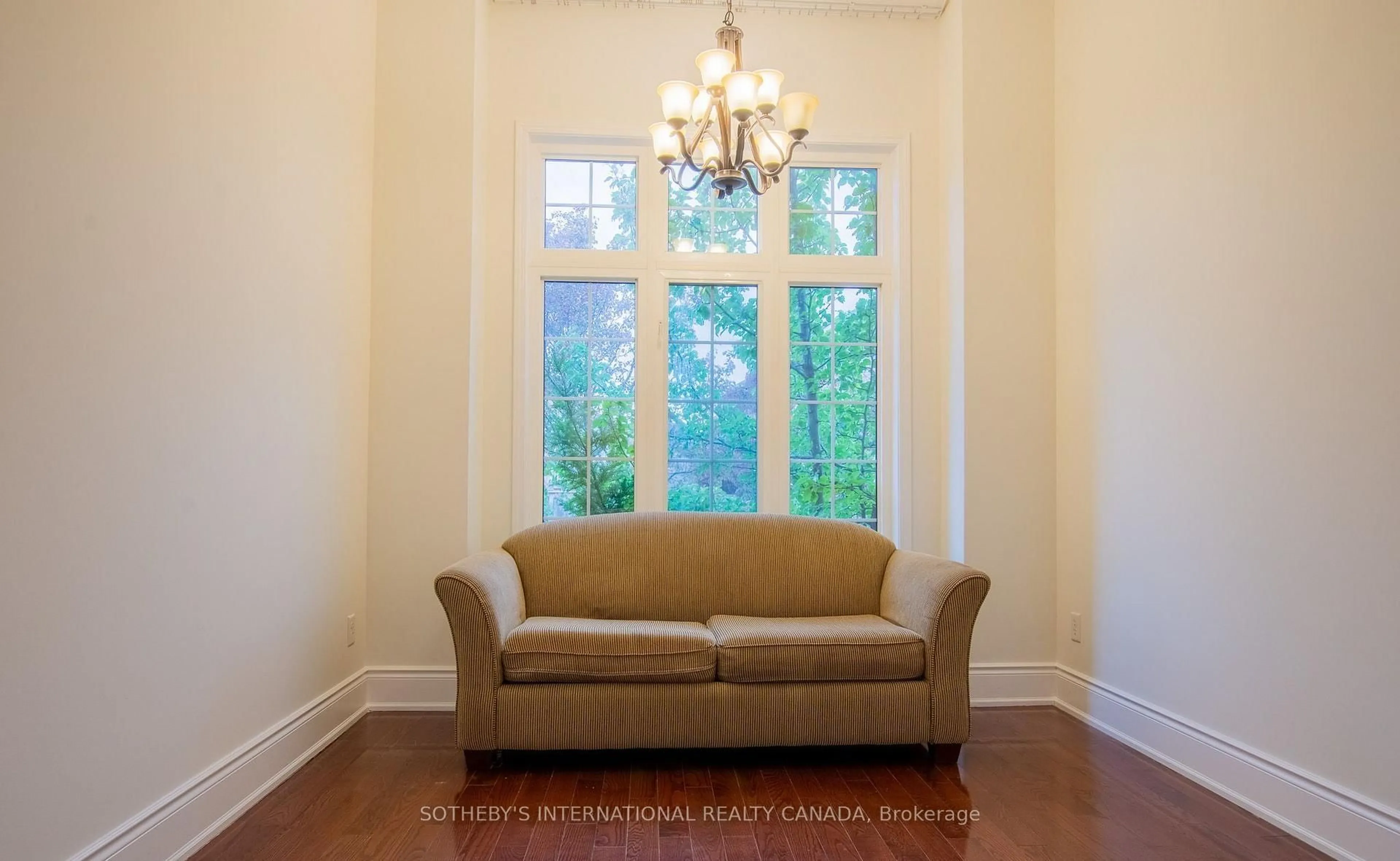 Living room with furniture, unknown for 4690 Huffman Rd, Burlington Ontario L7M 0G6
