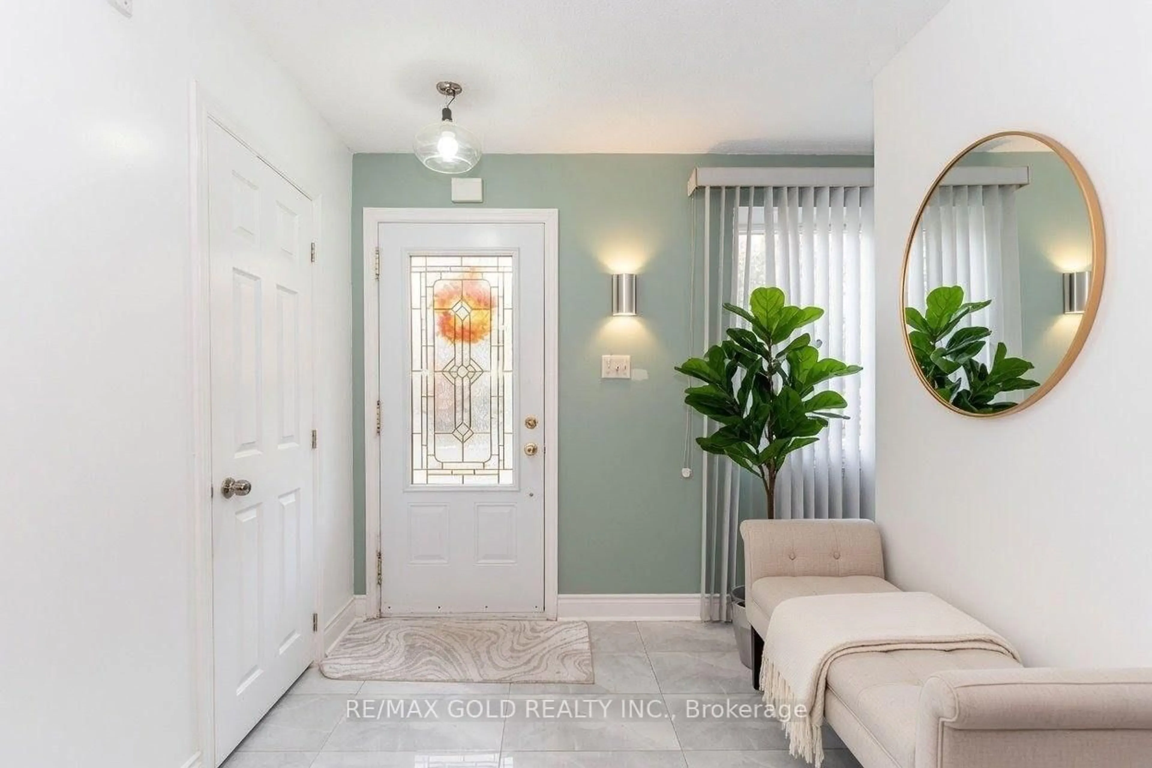 Indoor entryway for 63 Newstead Cres, Brampton Ontario L6V 2A8