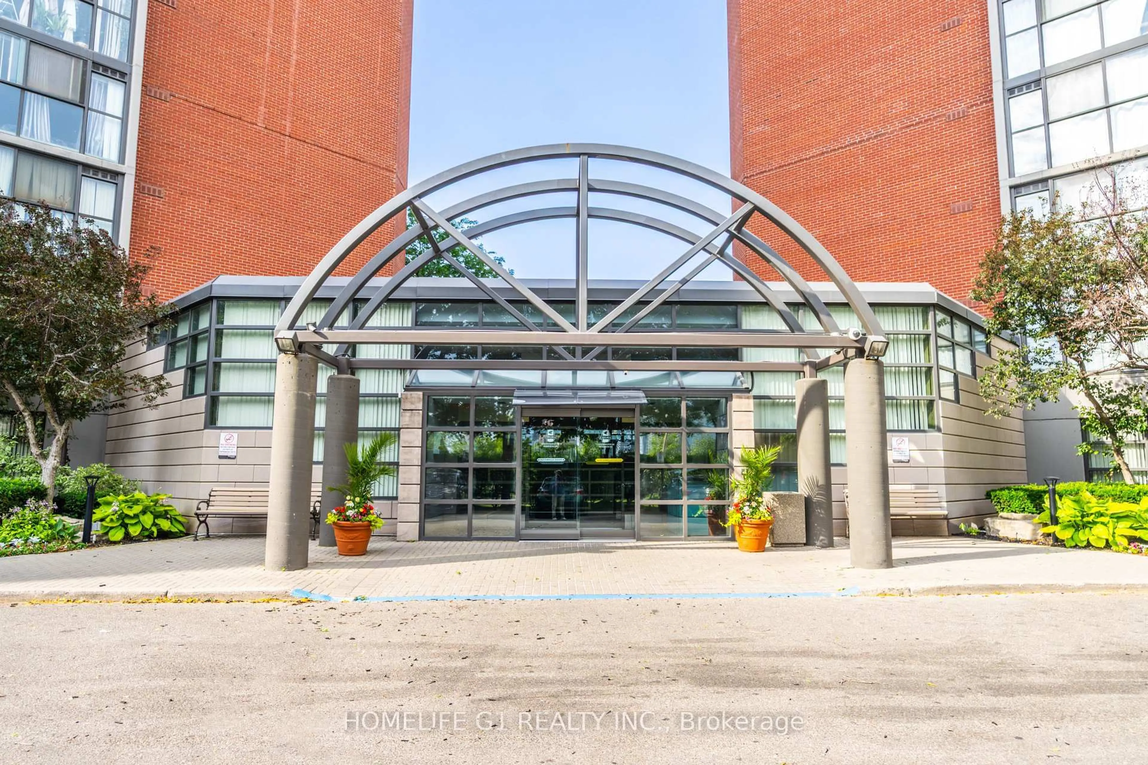 Indoor foyer for 4185 Shipp Dr, Mississauga Ontario L4Z 2Y8