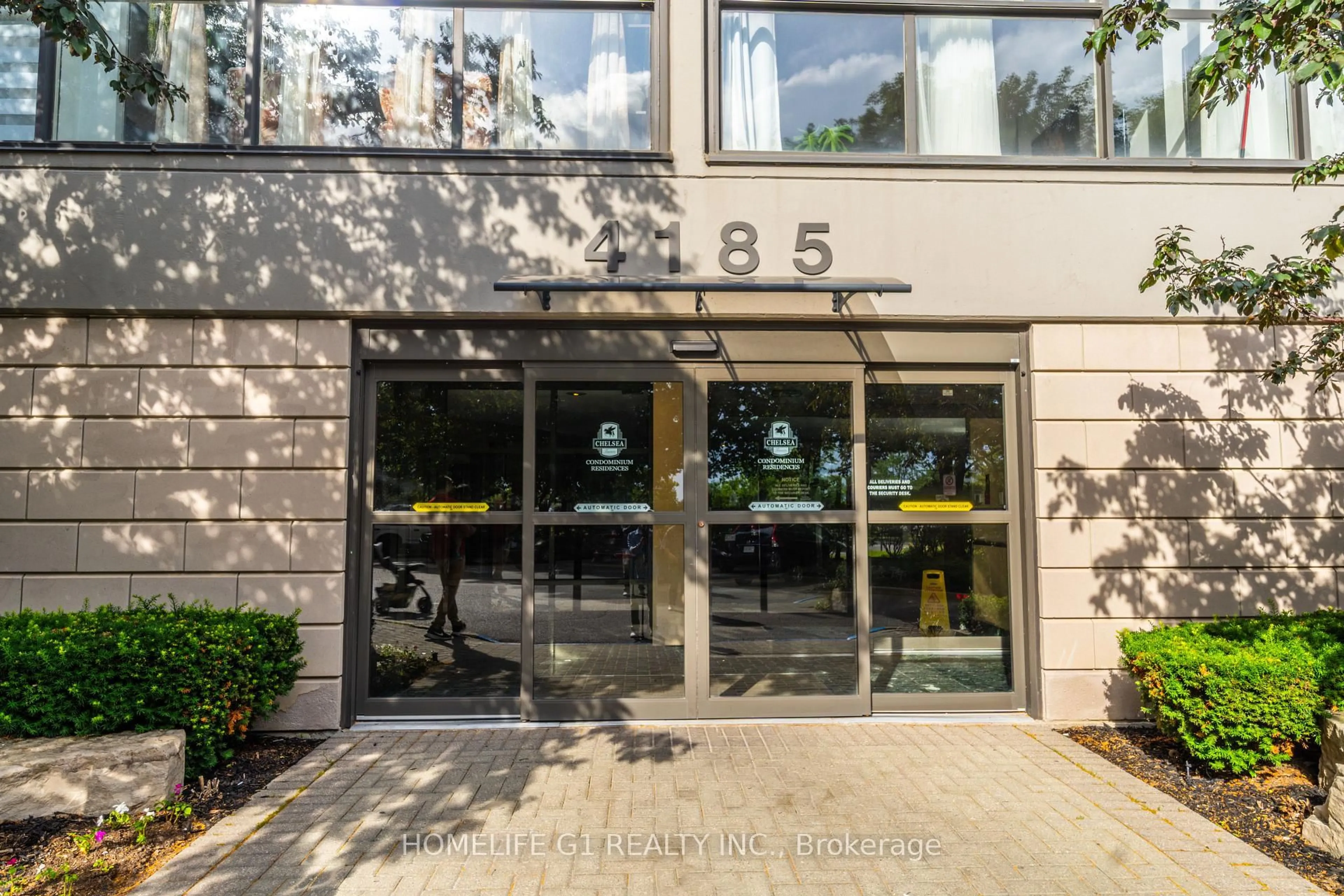 Indoor foyer for 4185 Shipp Dr, Mississauga Ontario L4Z 2Y8
