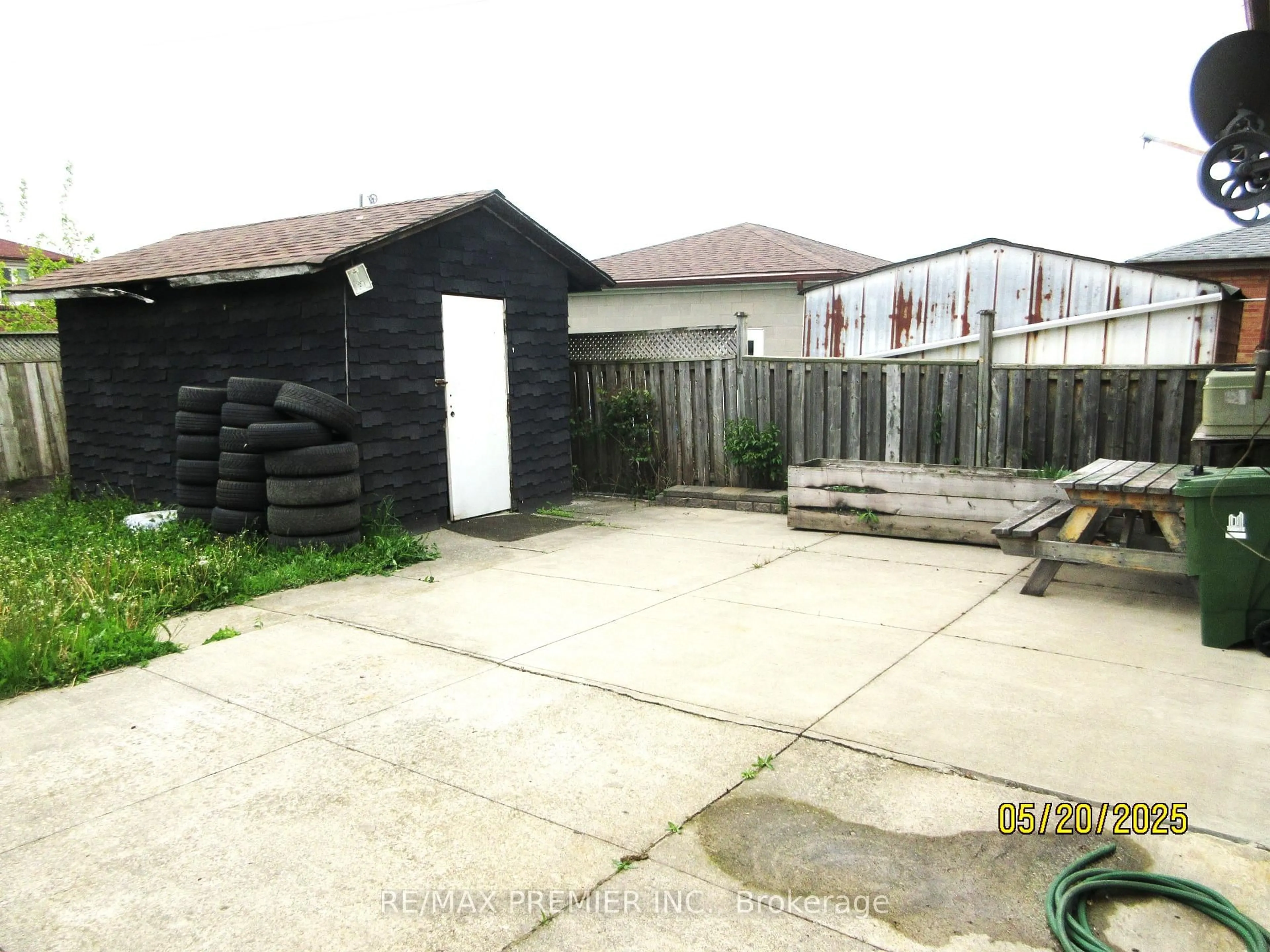 A pic from outside/outdoor area/front of a property/back of a property/a pic from drone, street for 100 Snowood Crt, Toronto Ontario M3N 1E8