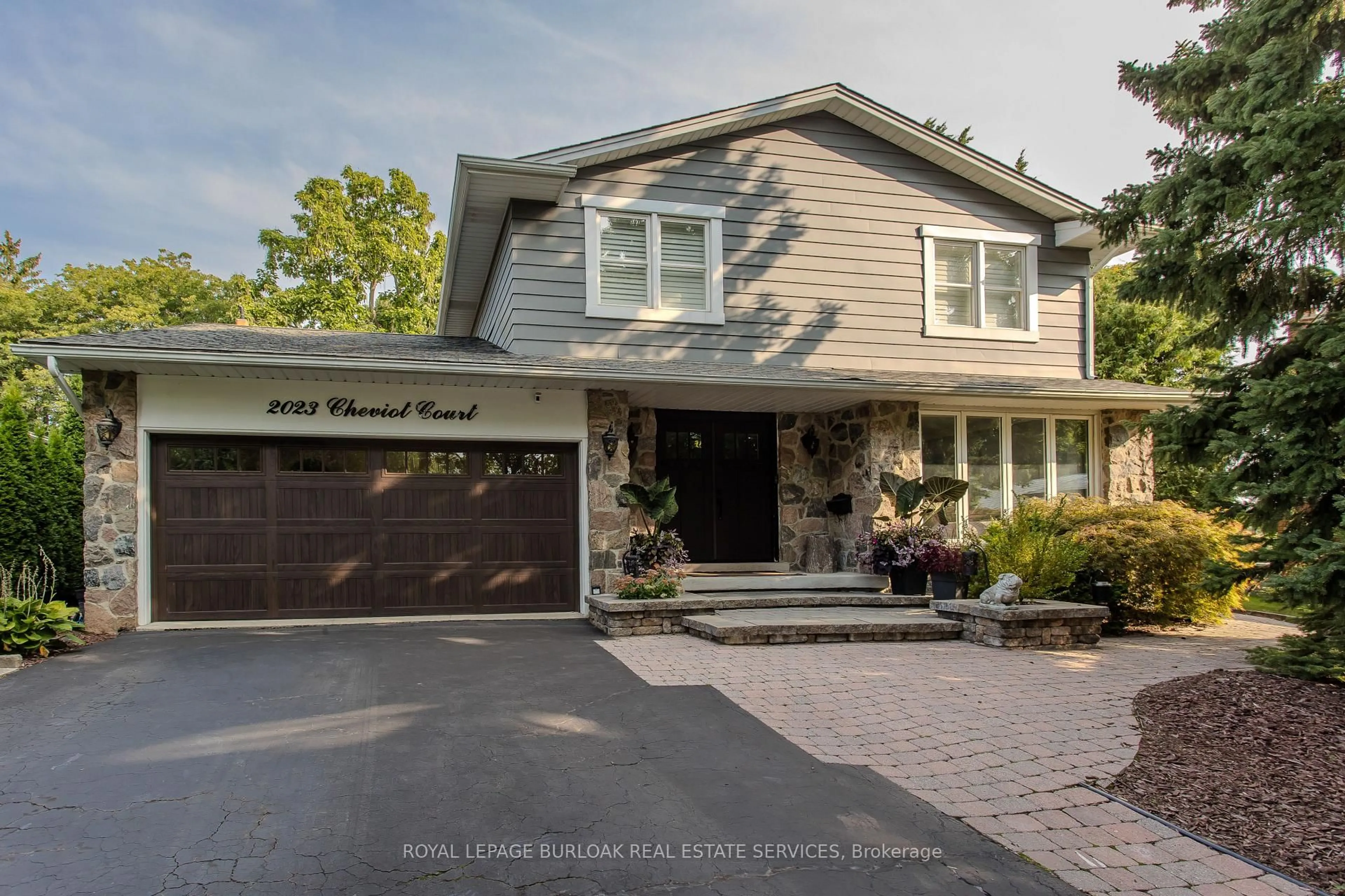 Home with vinyl exterior material, street for 2023 Cheviot Crt, Burlington Ontario L7P 1W7