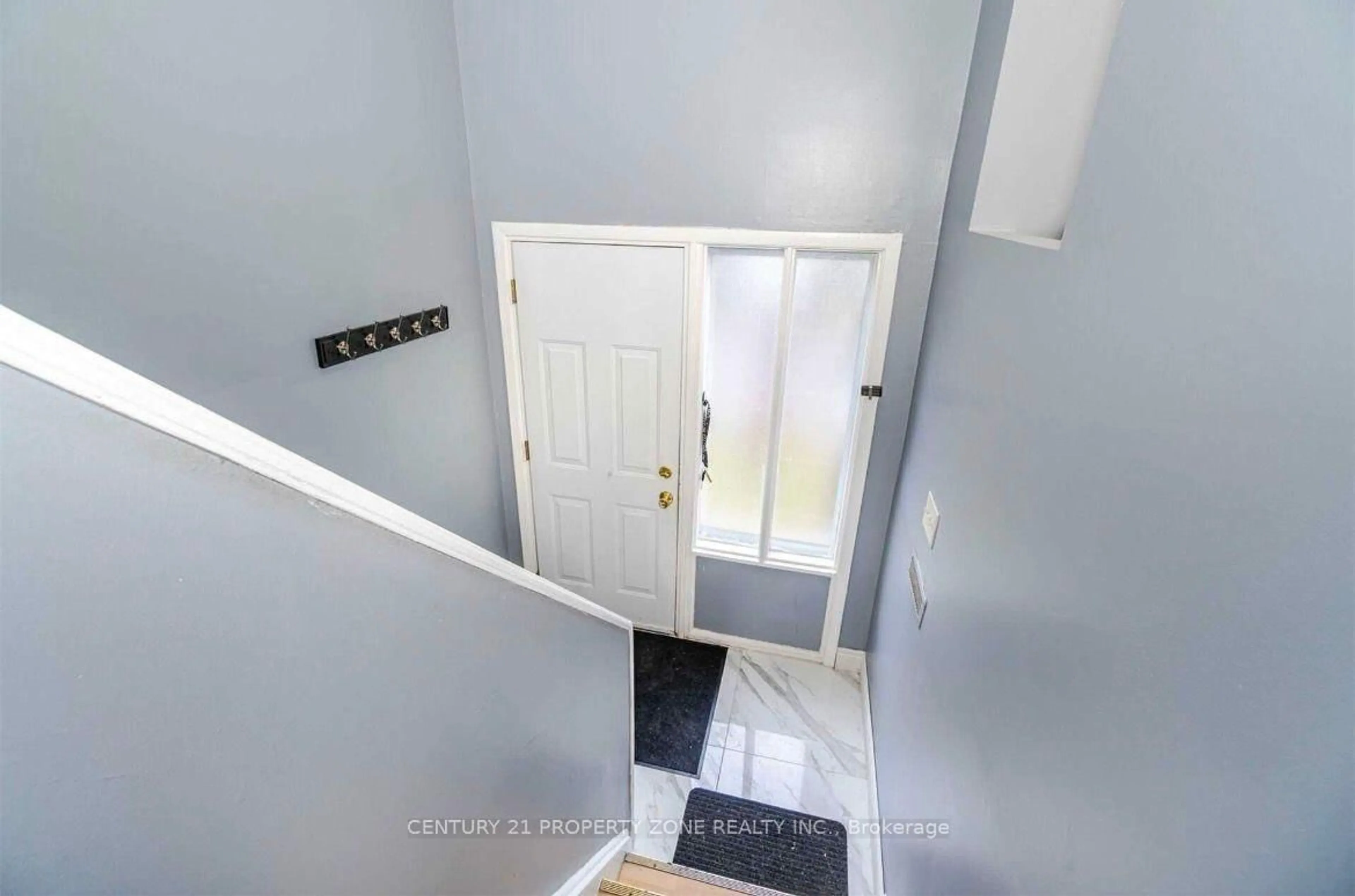 Indoor entryway for 26 Sandringham Crt, Brampton Ontario L6T 3Z3