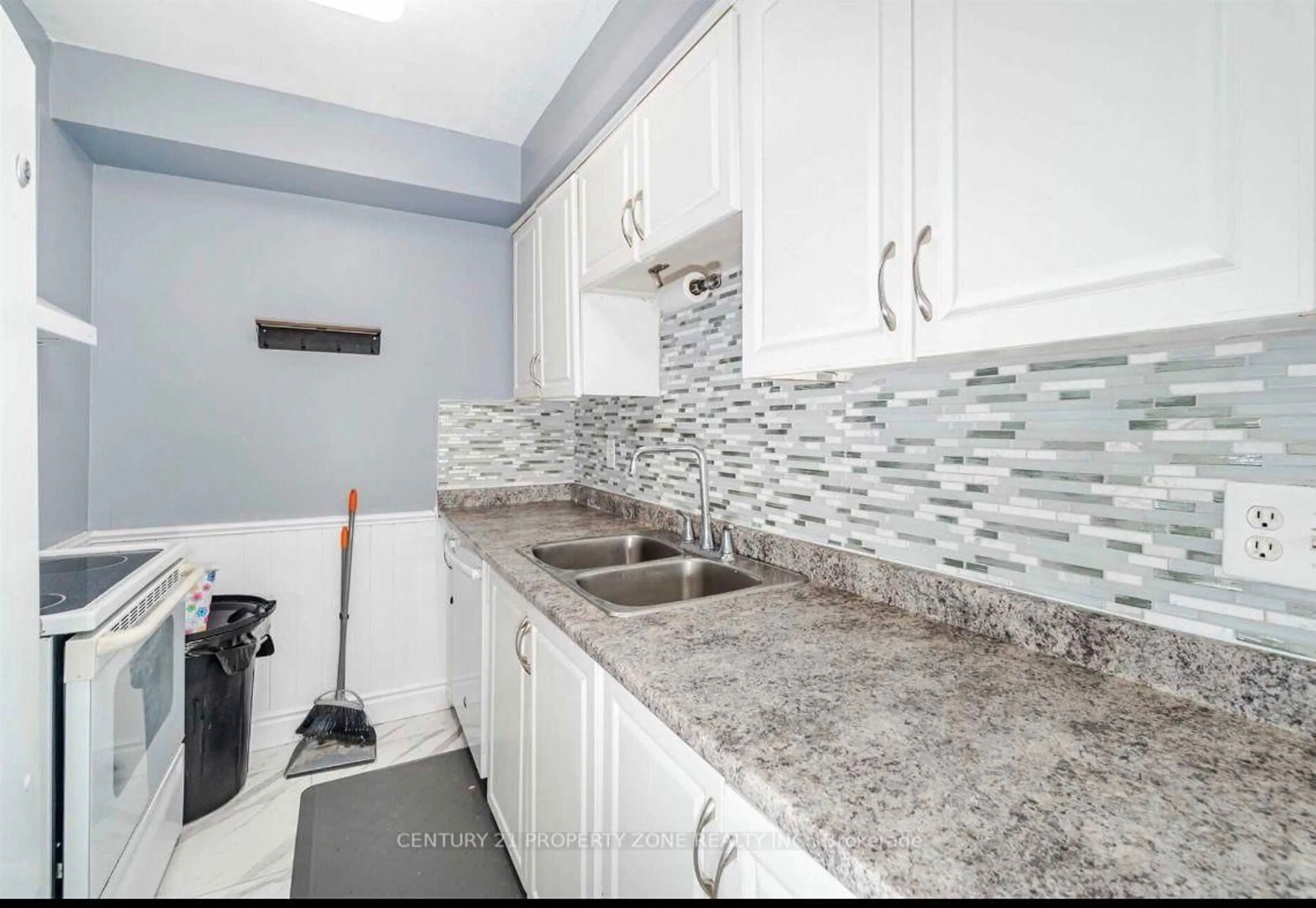Standard kitchen, ceramic/tile floor for 26 Sandringham Crt, Brampton Ontario L6T 3Z3
