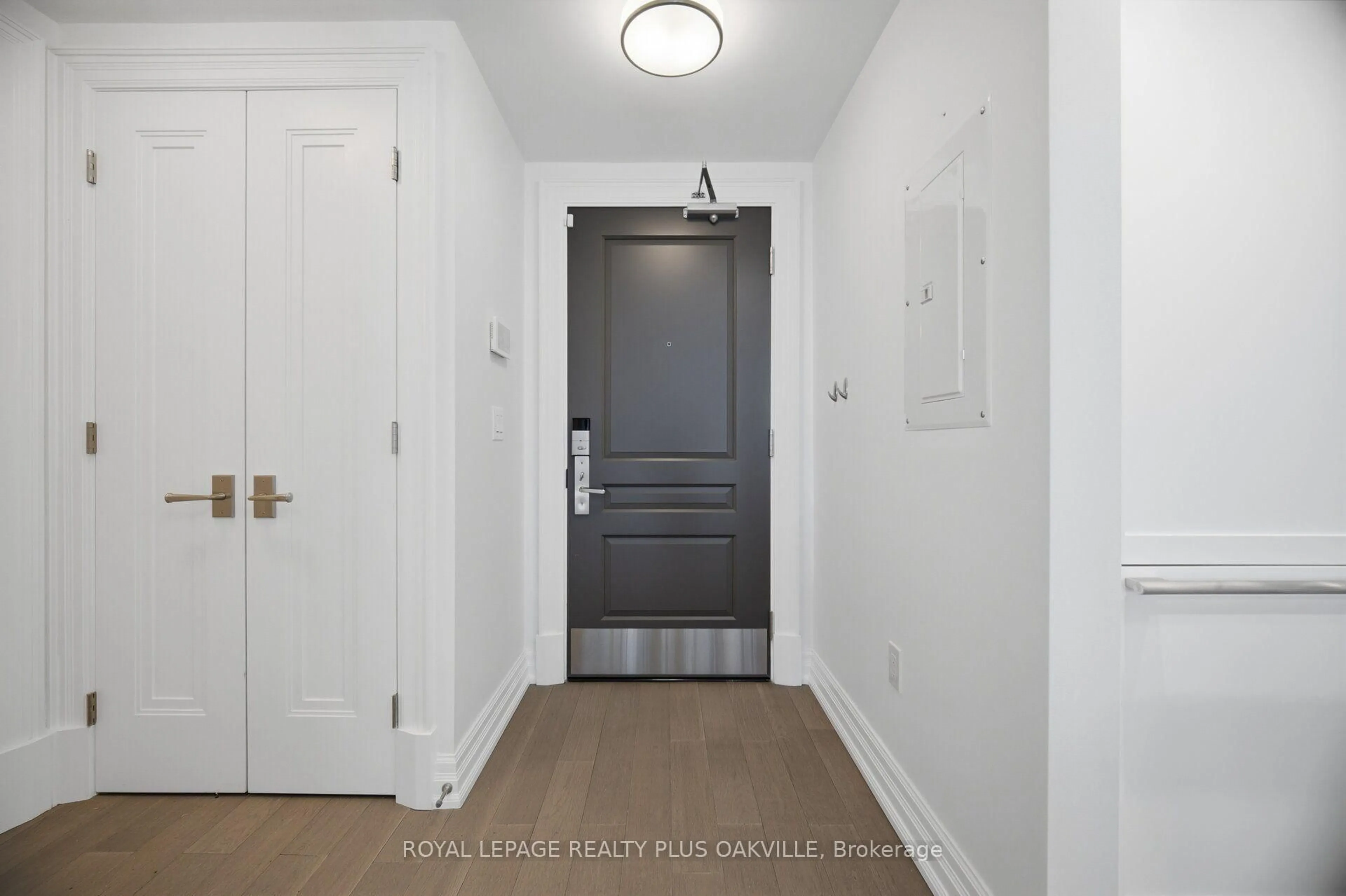 Indoor entryway for 2060 Lakeshore Rd #303A, Burlington Ontario L7R 0G2