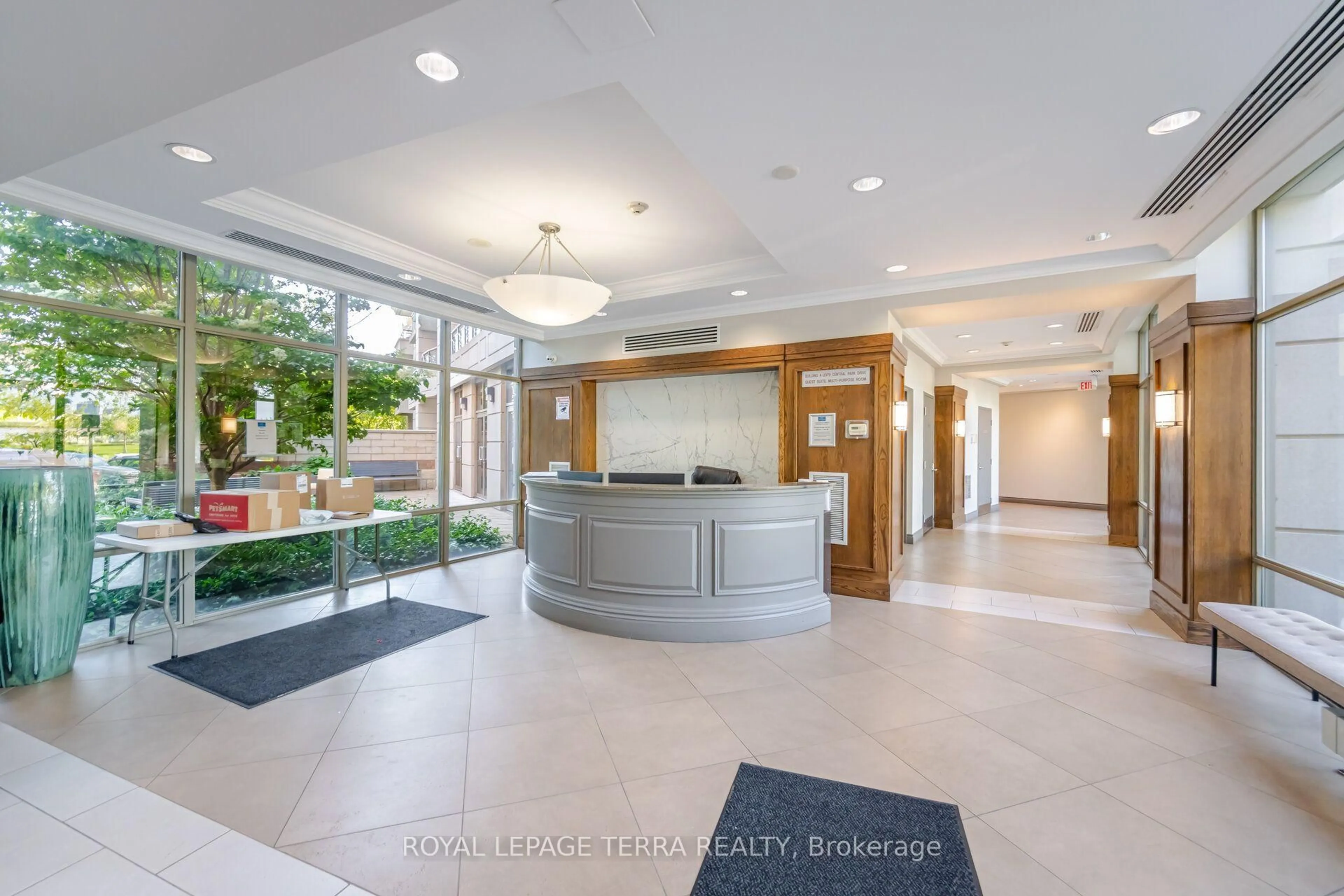 Indoor foyer for 2379 Central Park Dr #1011, Oakville Ontario L6H 0E3
