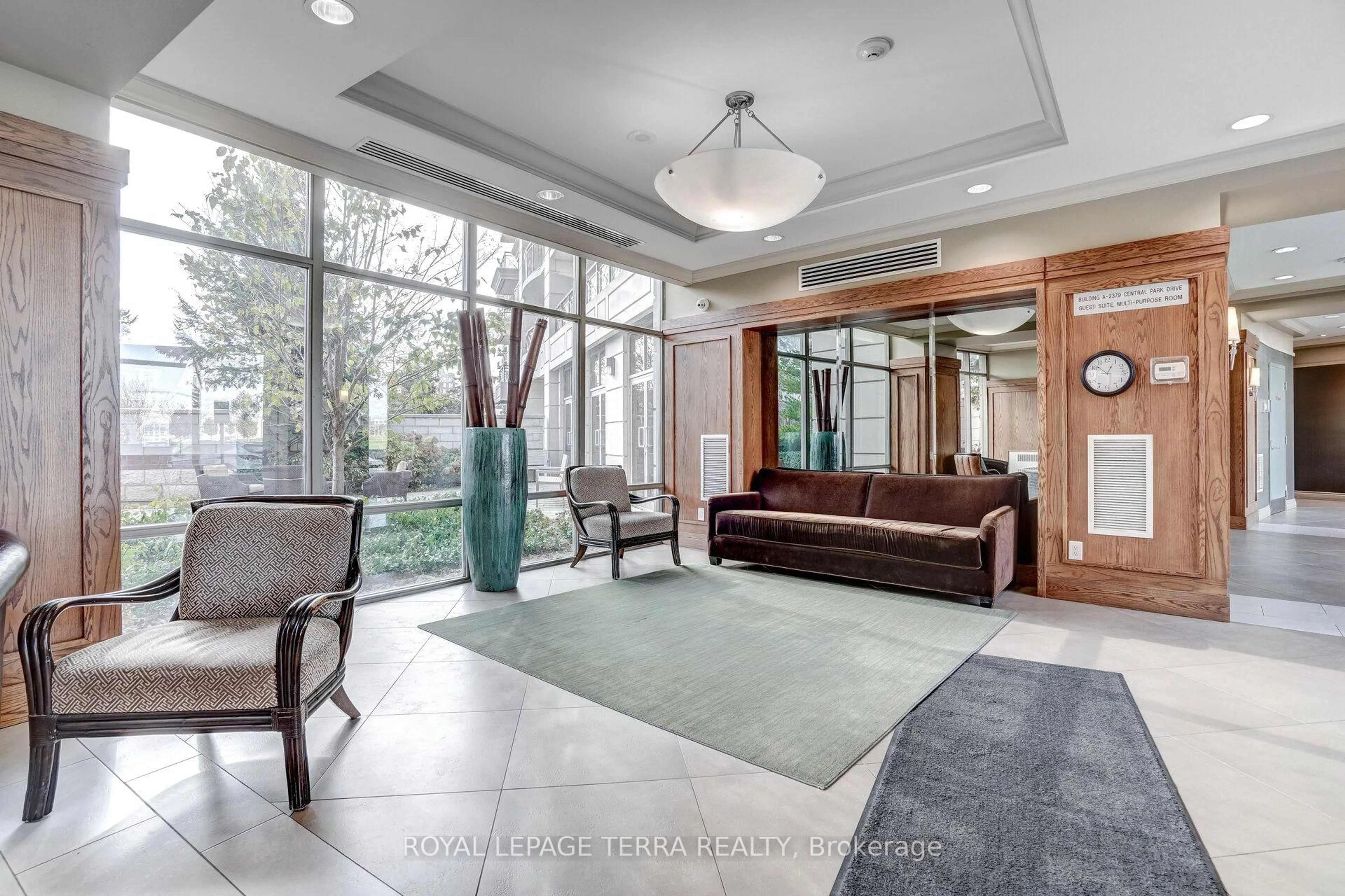 Indoor foyer for 2379 Central Park Dr #1011, Oakville Ontario L6H 0E3