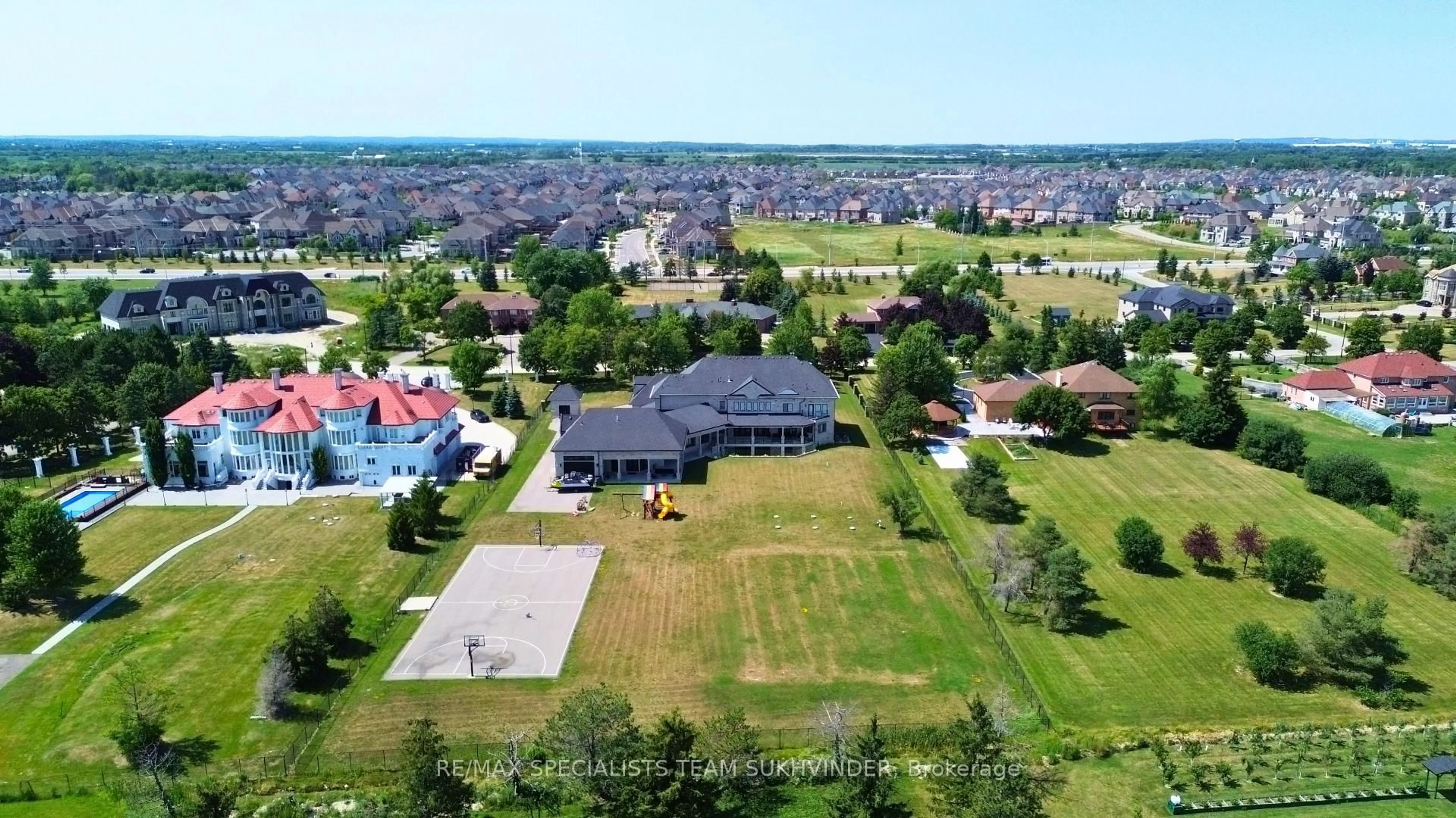 A pic from outside/outdoor area/front of a property/back of a property/a pic from drone, unknown for 6 Moonlight Pl, Brampton Ontario L6P 0G8