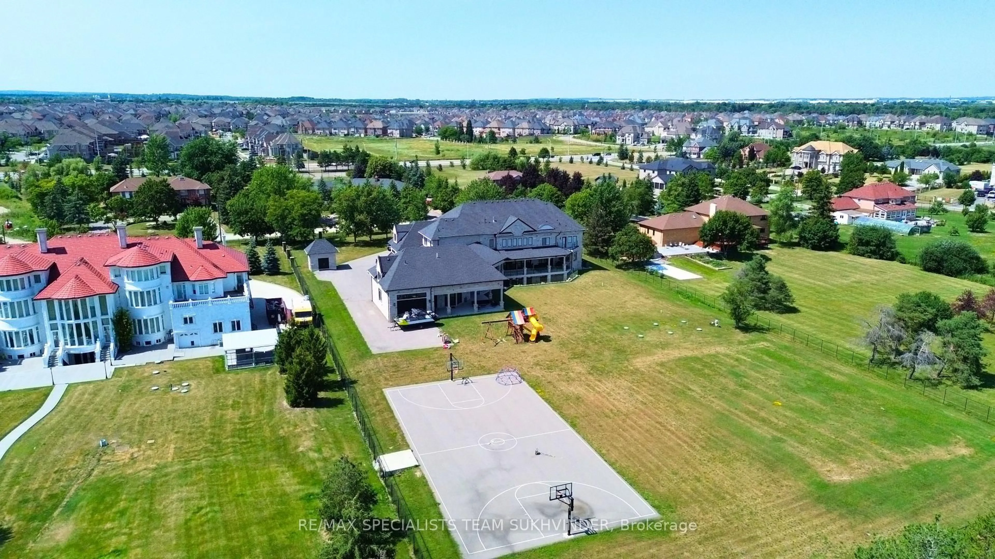 A pic from outside/outdoor area/front of a property/back of a property/a pic from drone, unknown for 6 Moonlight Pl, Brampton Ontario L6P 0G8