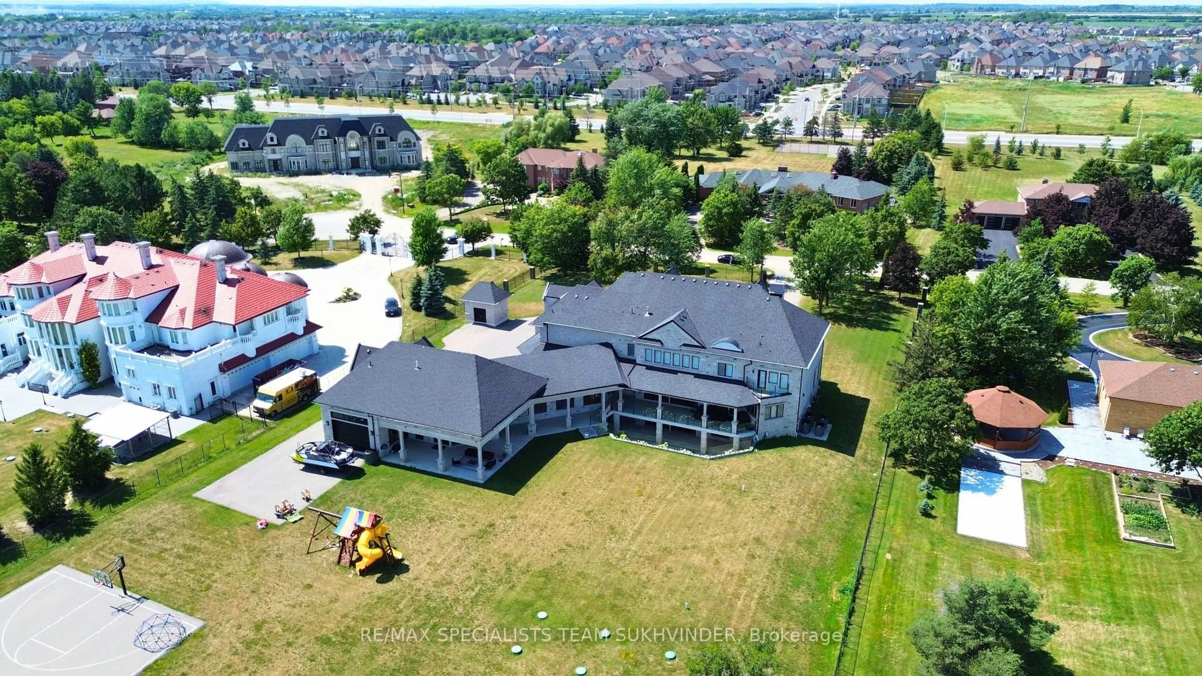 A pic from outside/outdoor area/front of a property/back of a property/a pic from drone, building for 6 Moonlight Pl, Brampton Ontario L6P 0G8