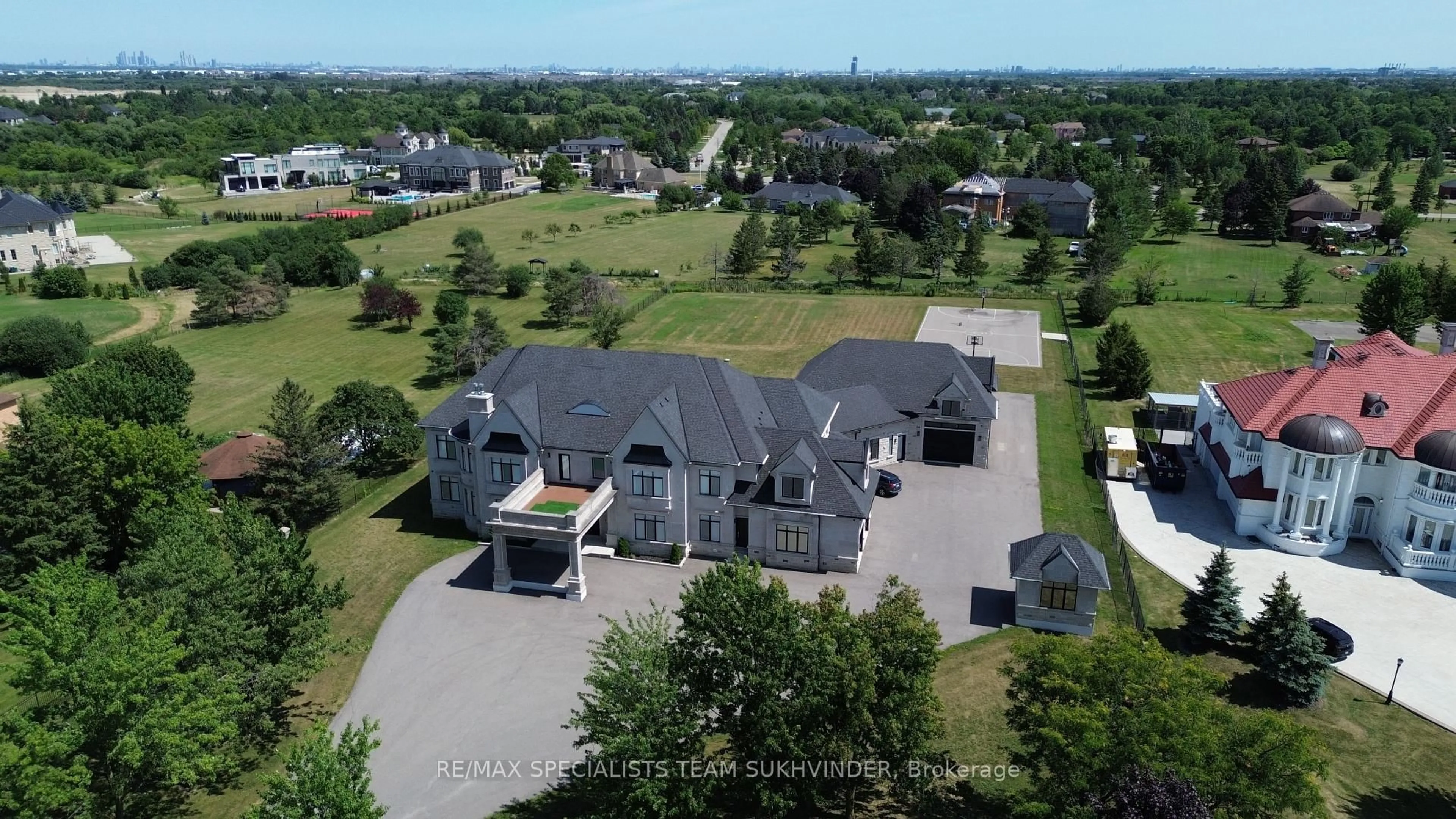 A pic from outside/outdoor area/front of a property/back of a property/a pic from drone, street for 6 Moonlight Pl, Brampton Ontario L6P 0G8