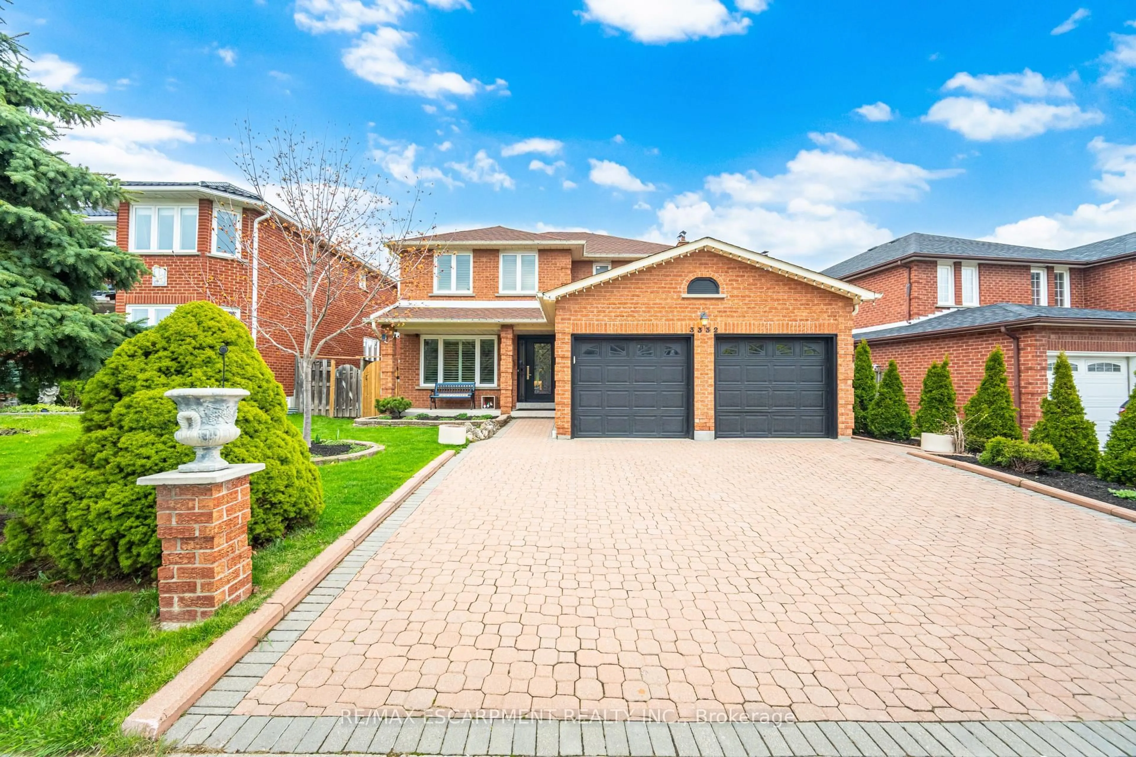 Home with brick exterior material, street for 3332 TESTIMONY Sq, Mississauga Ontario L5B 3G2
