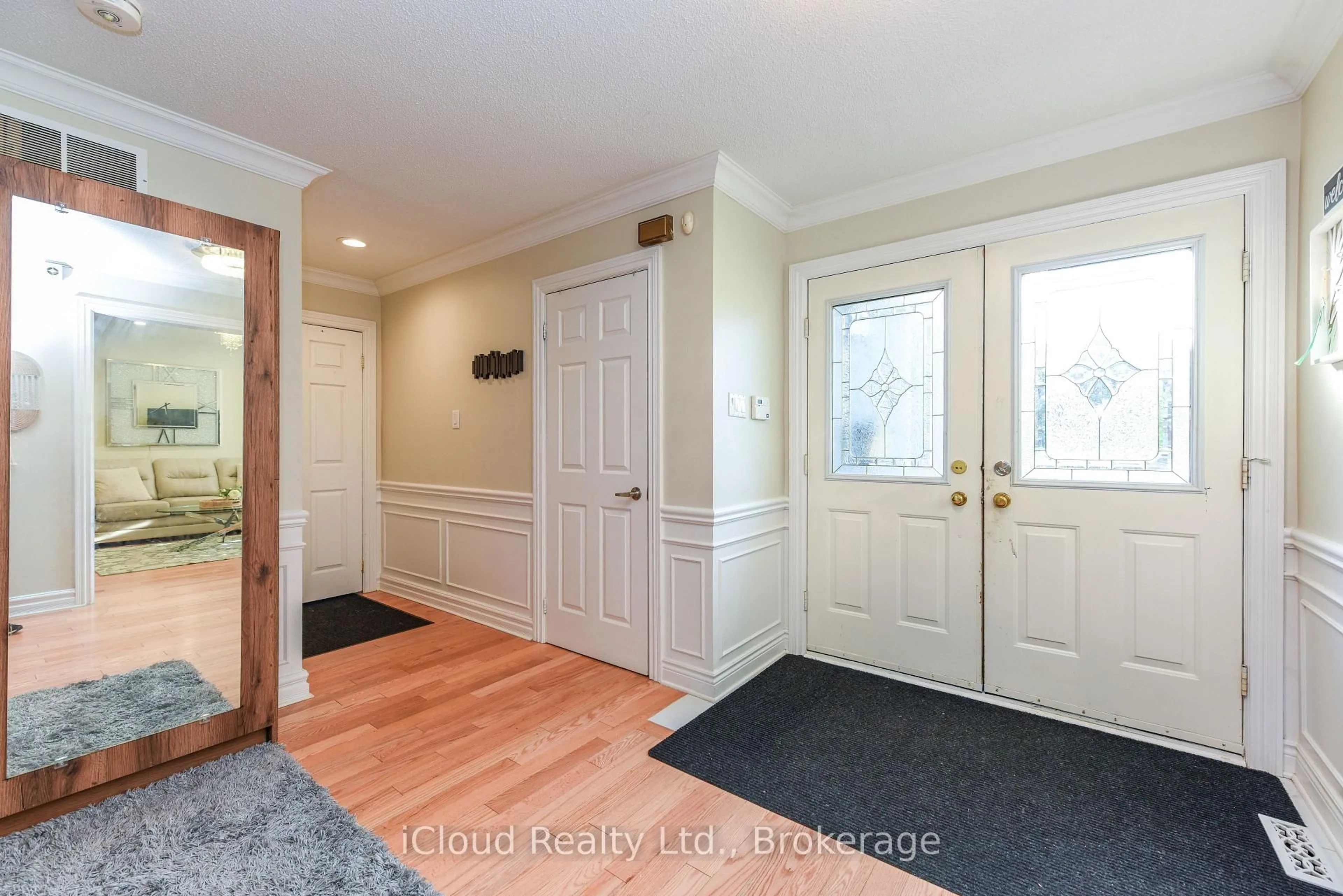 Indoor entryway for 8 St Mark Pl, Brampton Ontario L6X 3W5
