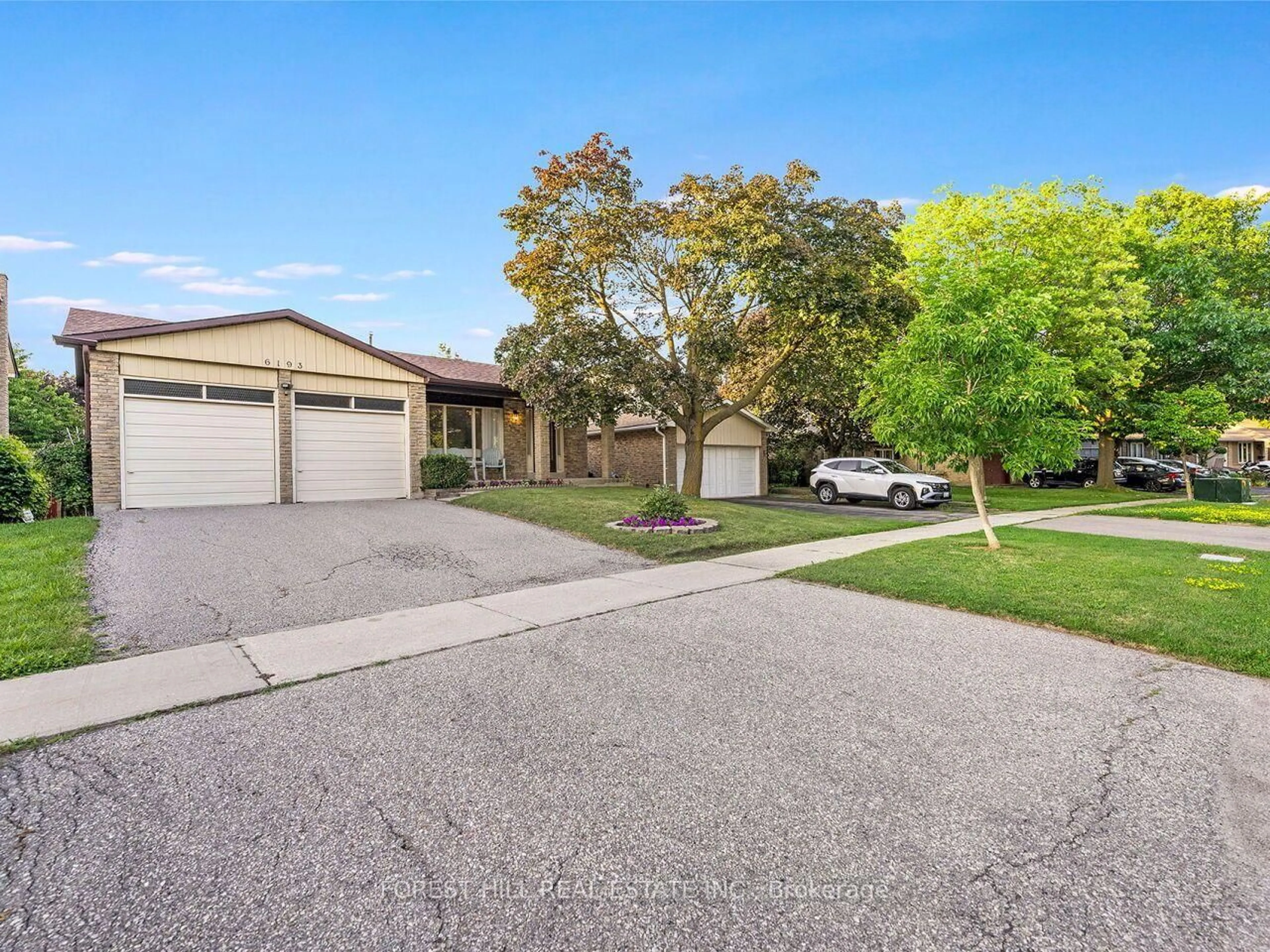 A pic from outside/outdoor area/front of a property/back of a property/a pic from drone, street for 6193 Montevideo Rd, Mississauga Ontario L5N 2E8