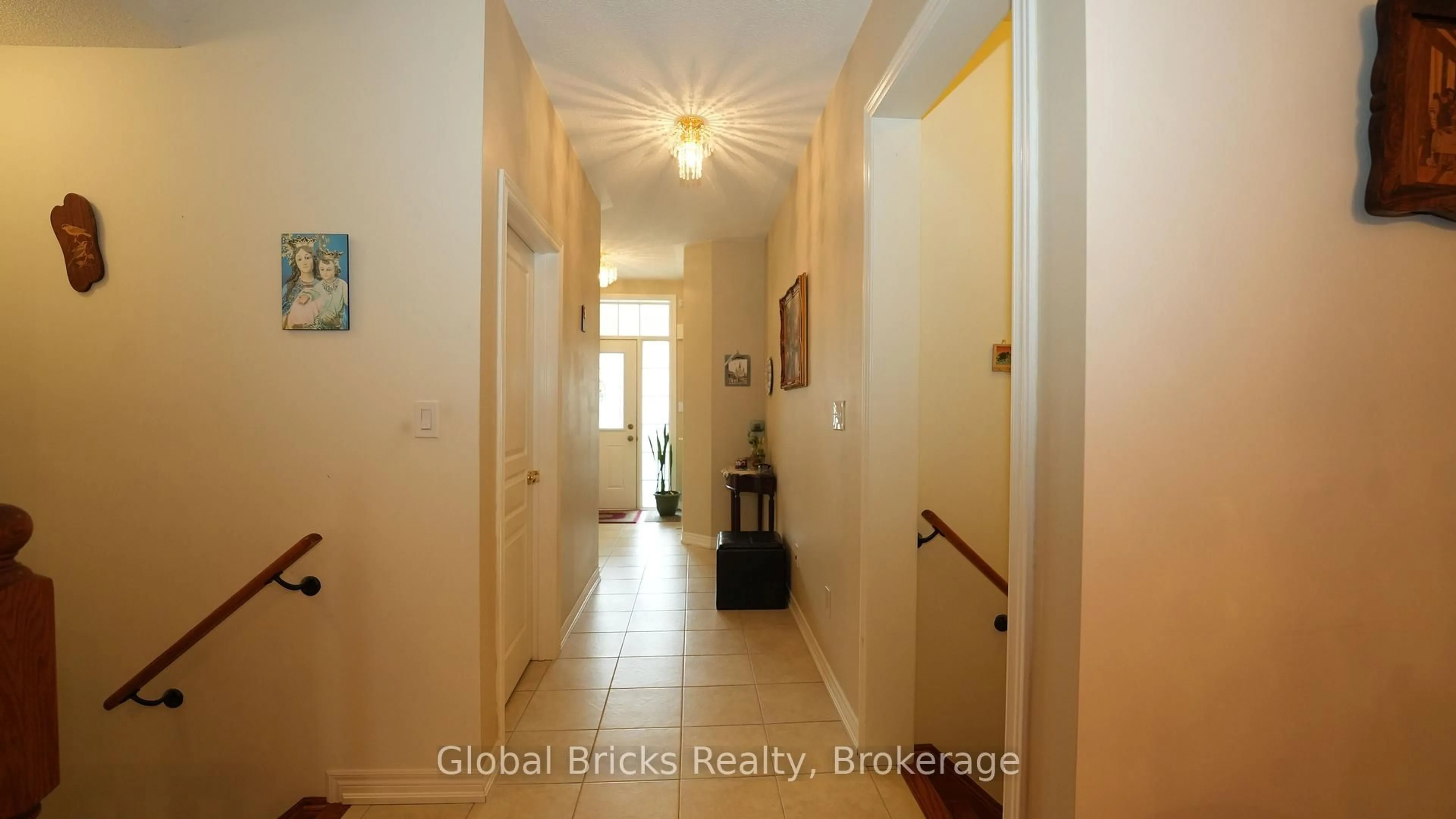 Indoor foyer for 3428 Stoney Cres, Mississauga Ontario L5M 0N7
