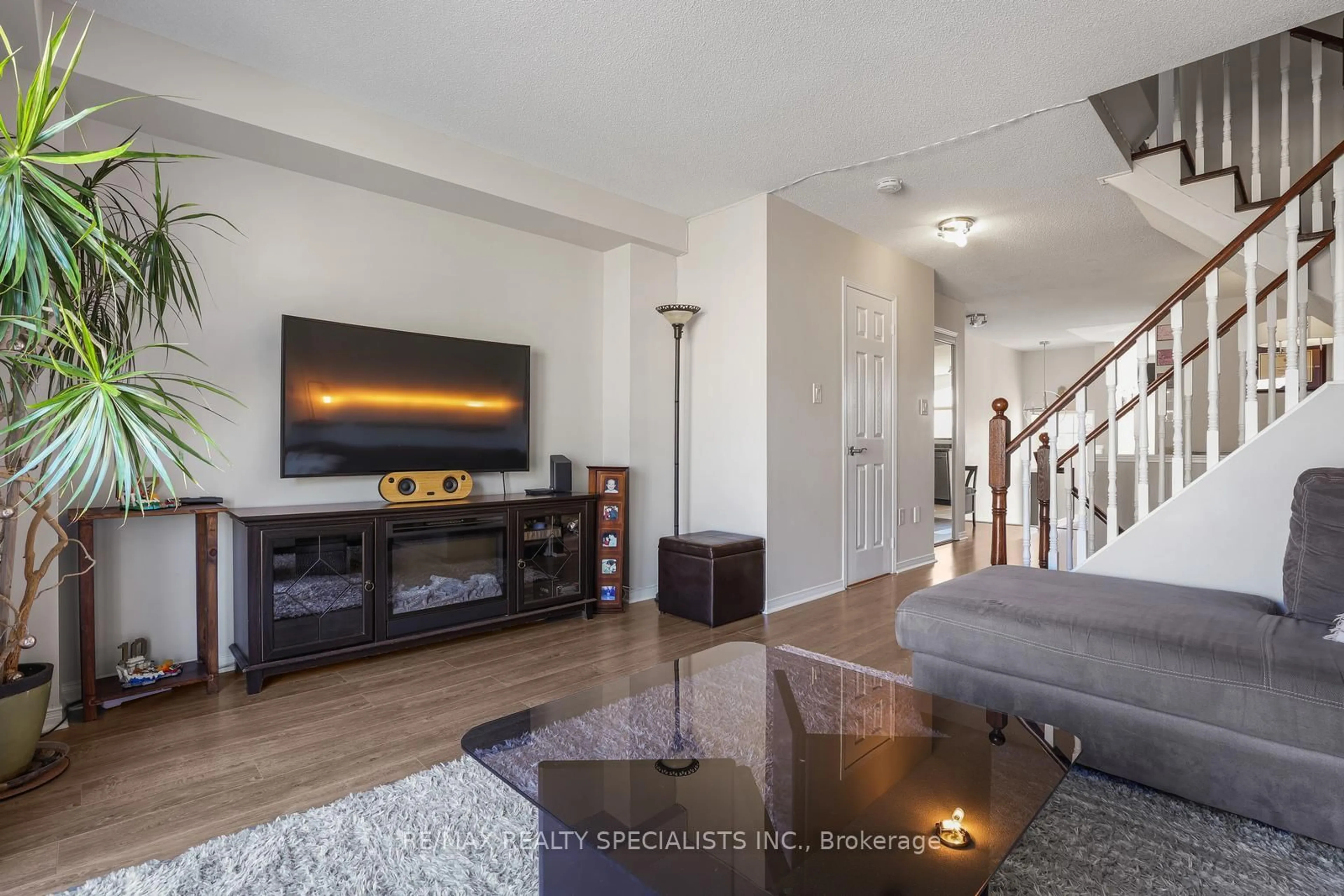 Living room with furniture, unknown for 3370 Redpath Circ, Mississauga Ontario L5N 8R1