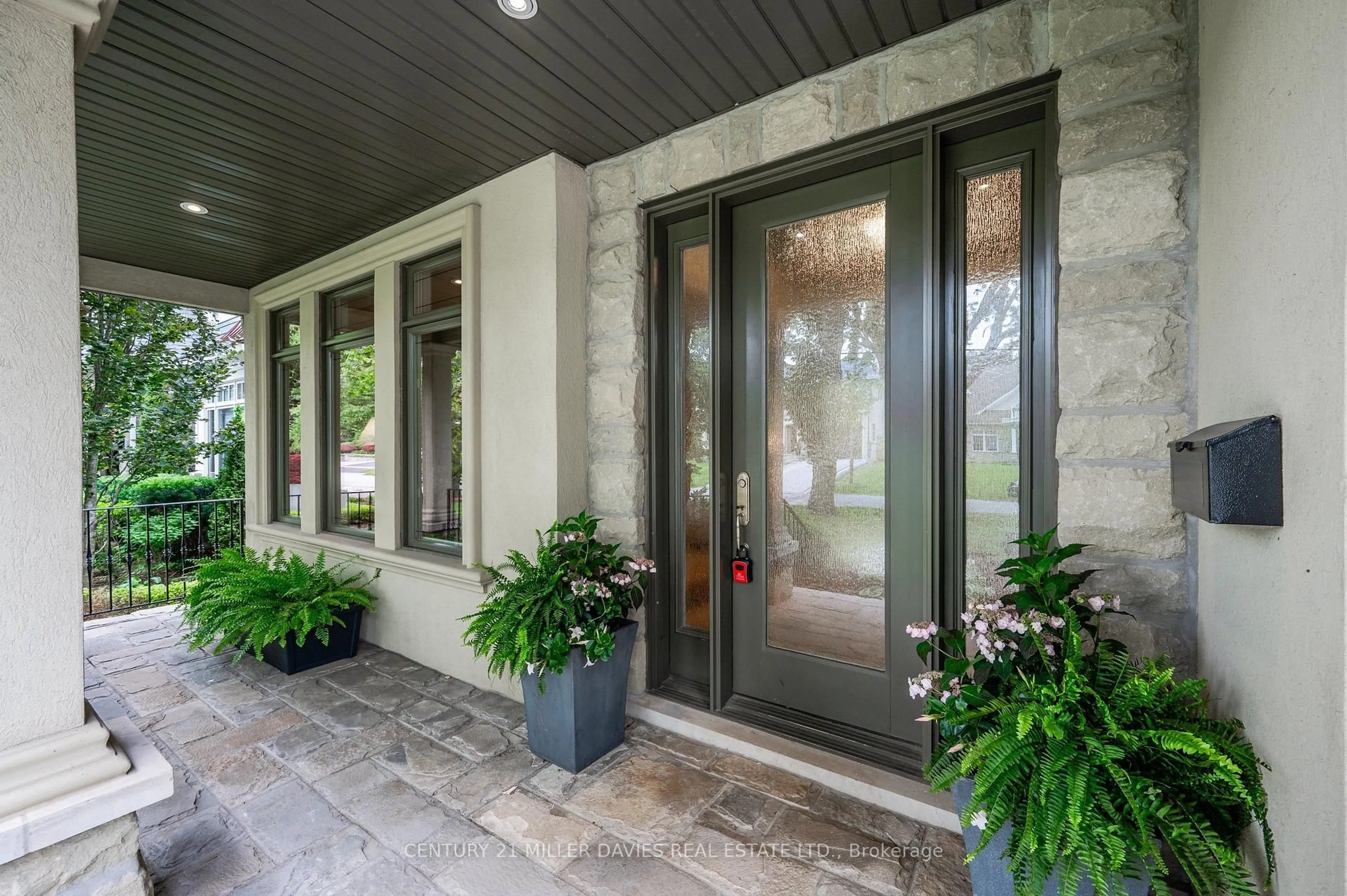 Indoor entryway for 249 Lakeside Ave, Burlington Ontario L7N 1Y4