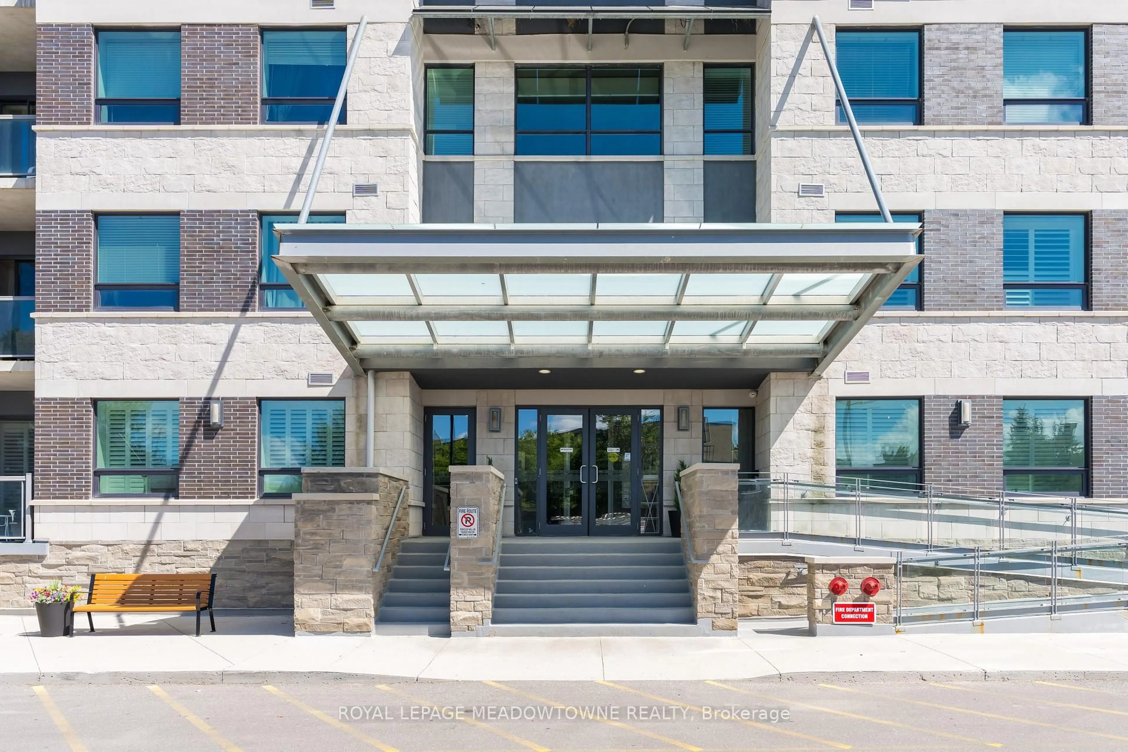 Indoor foyer for 383 Main St #520, Milton Ontario L9T 8K8
