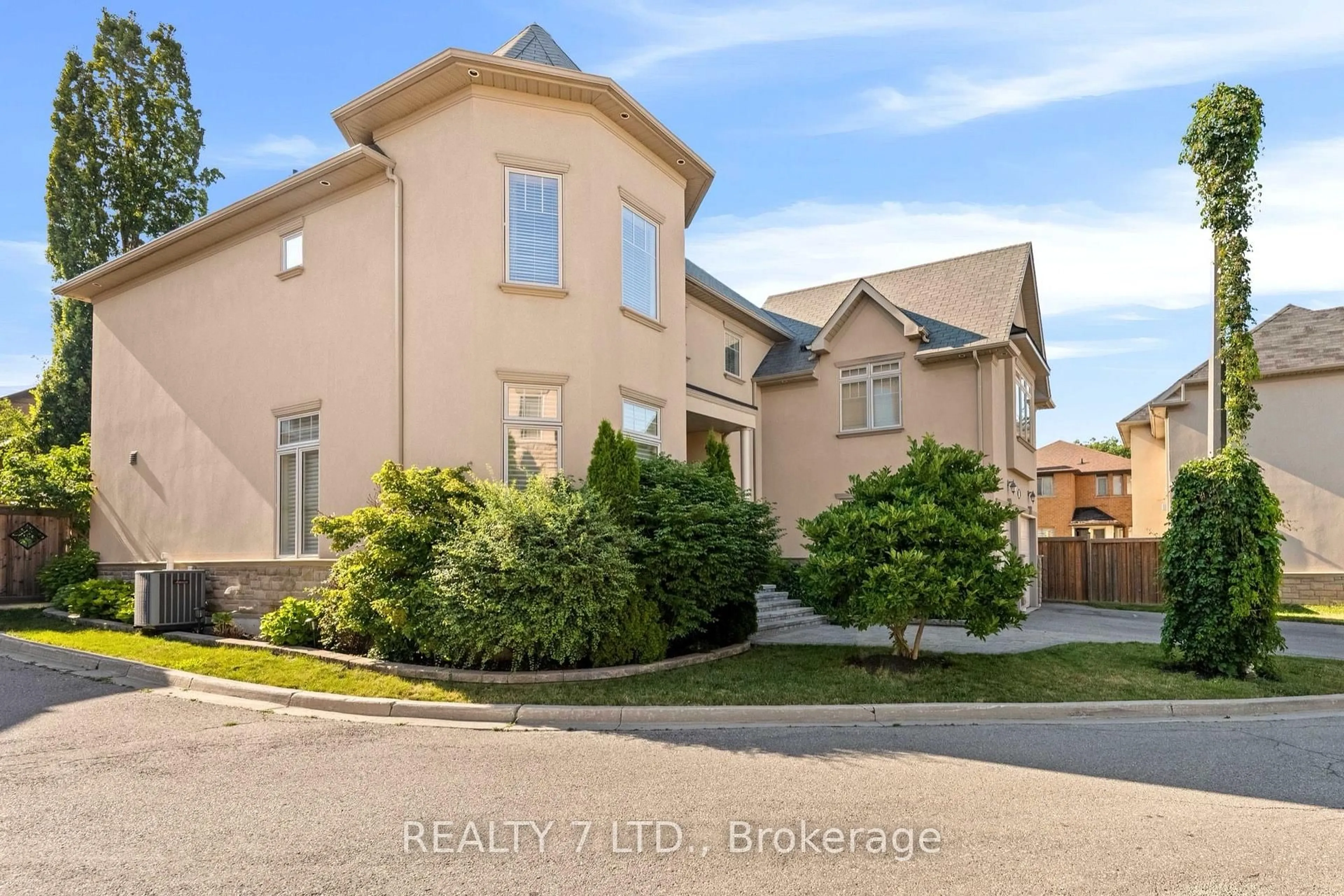A pic from outside/outdoor area/front of a property/back of a property/a pic from drone, street for 3217 Swiss Crt, Mississauga Ontario L5N 5T9
