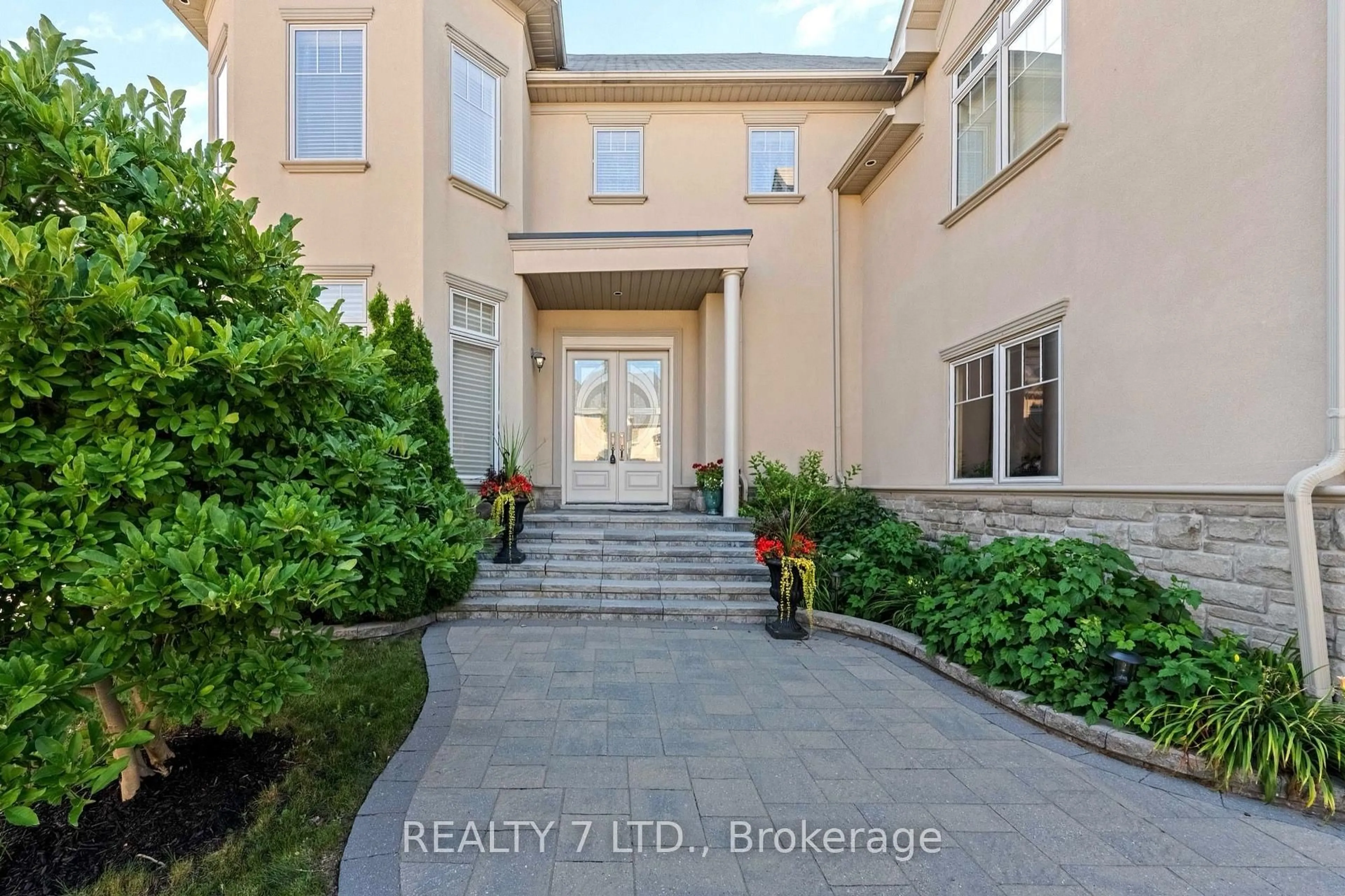 Indoor entryway for 3217 Swiss Crt, Mississauga Ontario L5N 5T9
