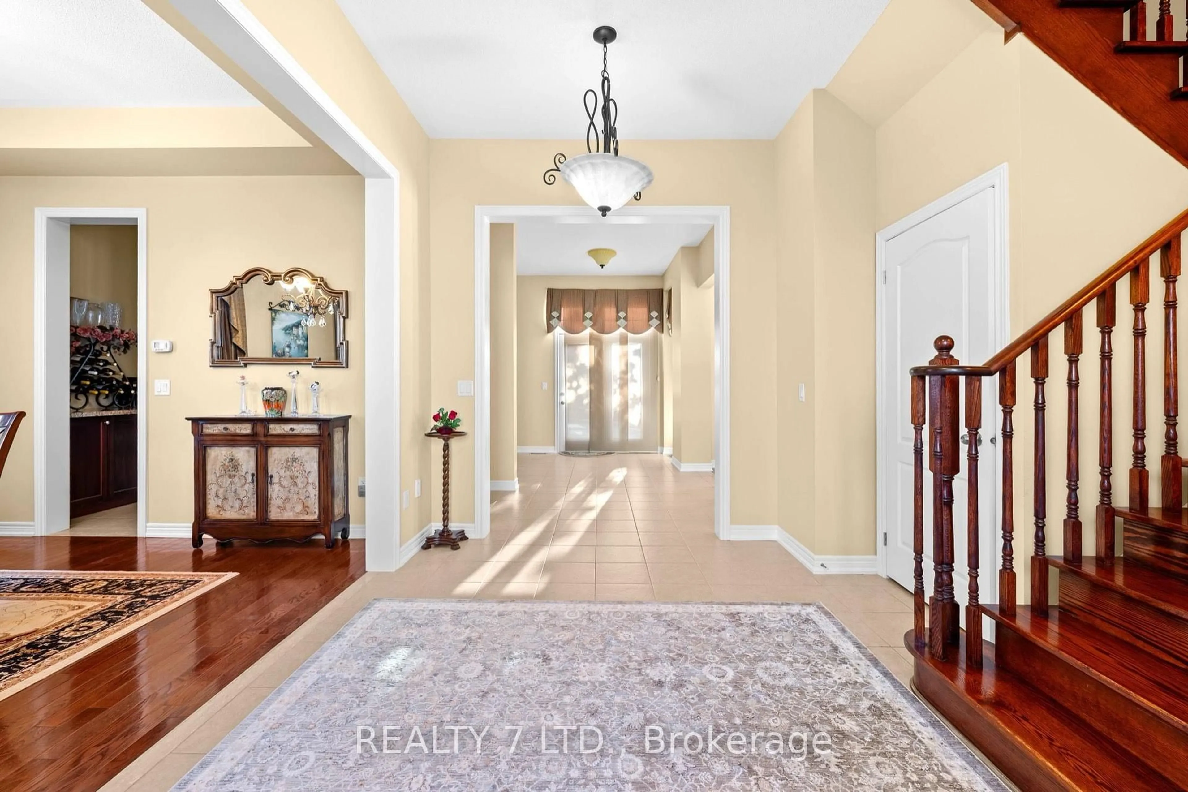 Indoor entryway for 3217 Swiss Crt, Mississauga Ontario L5N 5T9