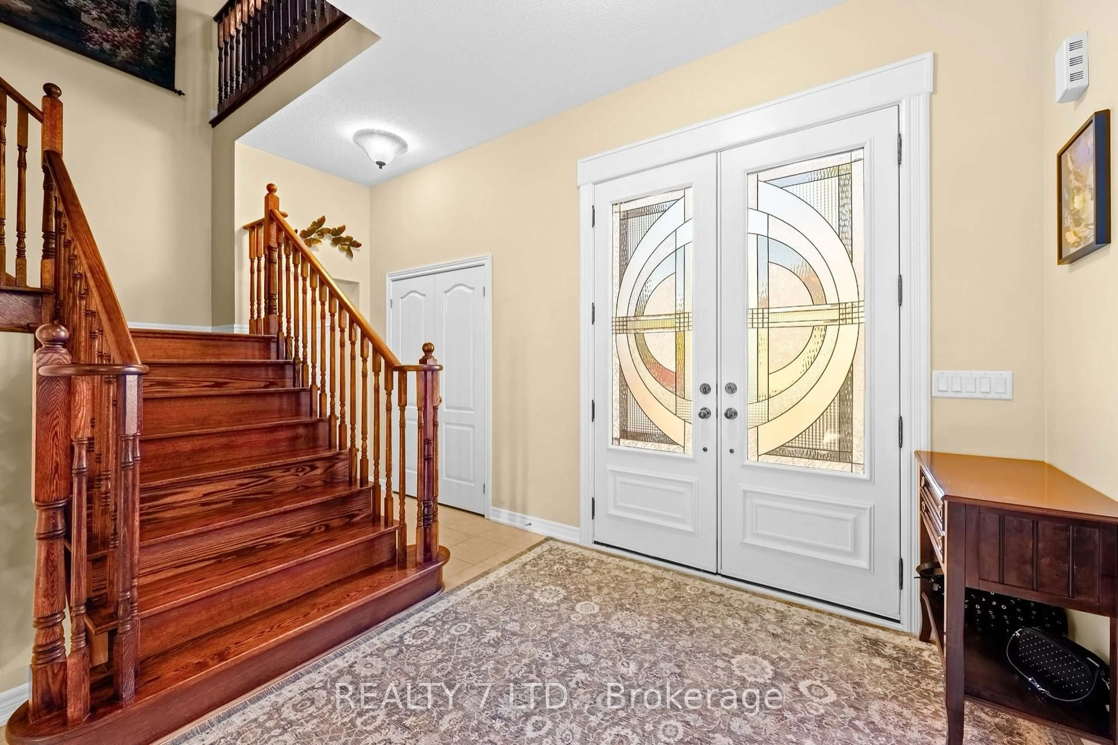 Indoor entryway for 3217 Swiss Crt, Mississauga Ontario L5N 5T9
