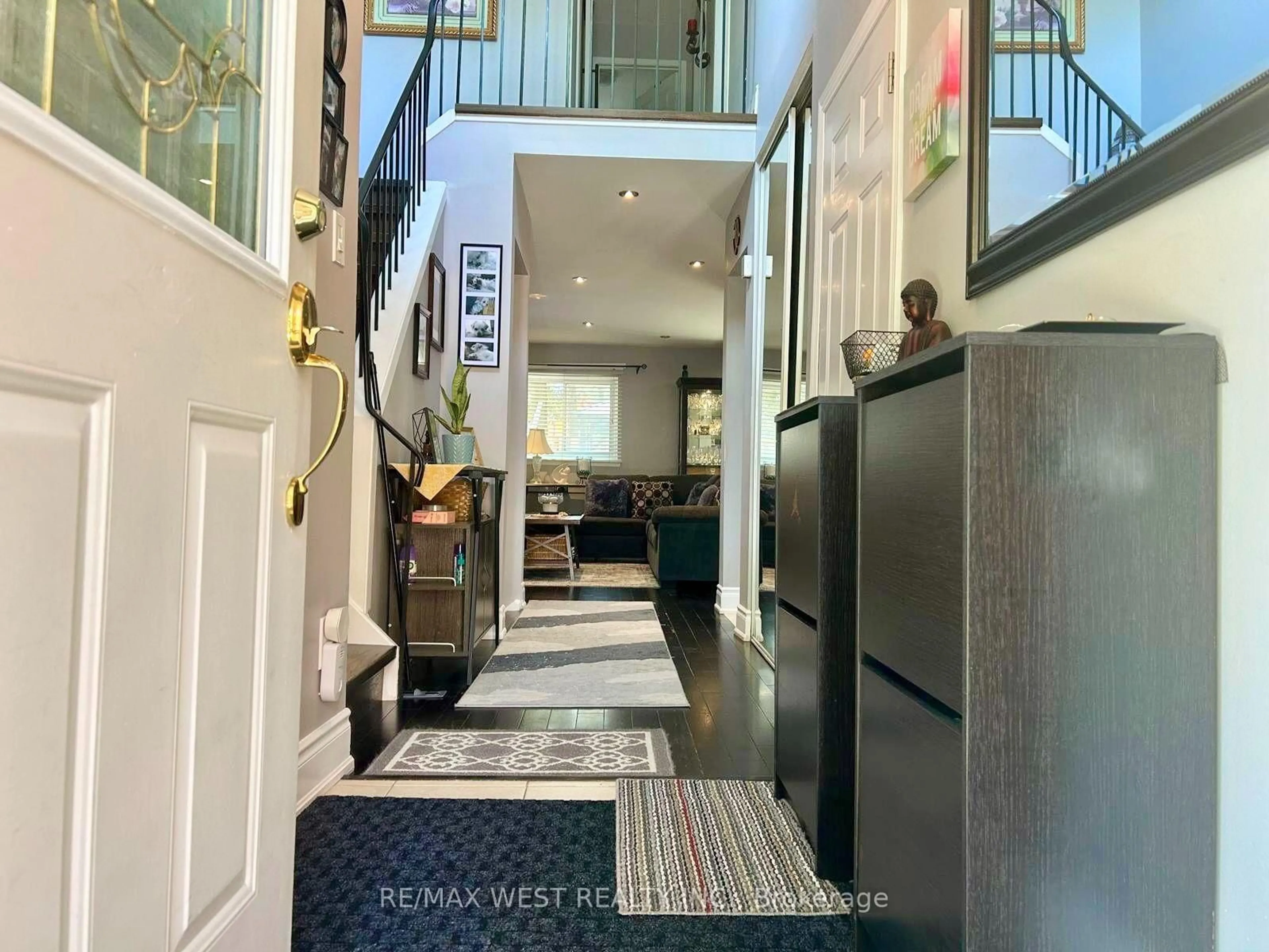 Indoor foyer for 2670 Battleford Rd #89, Mississauga Ontario L5N 2S7