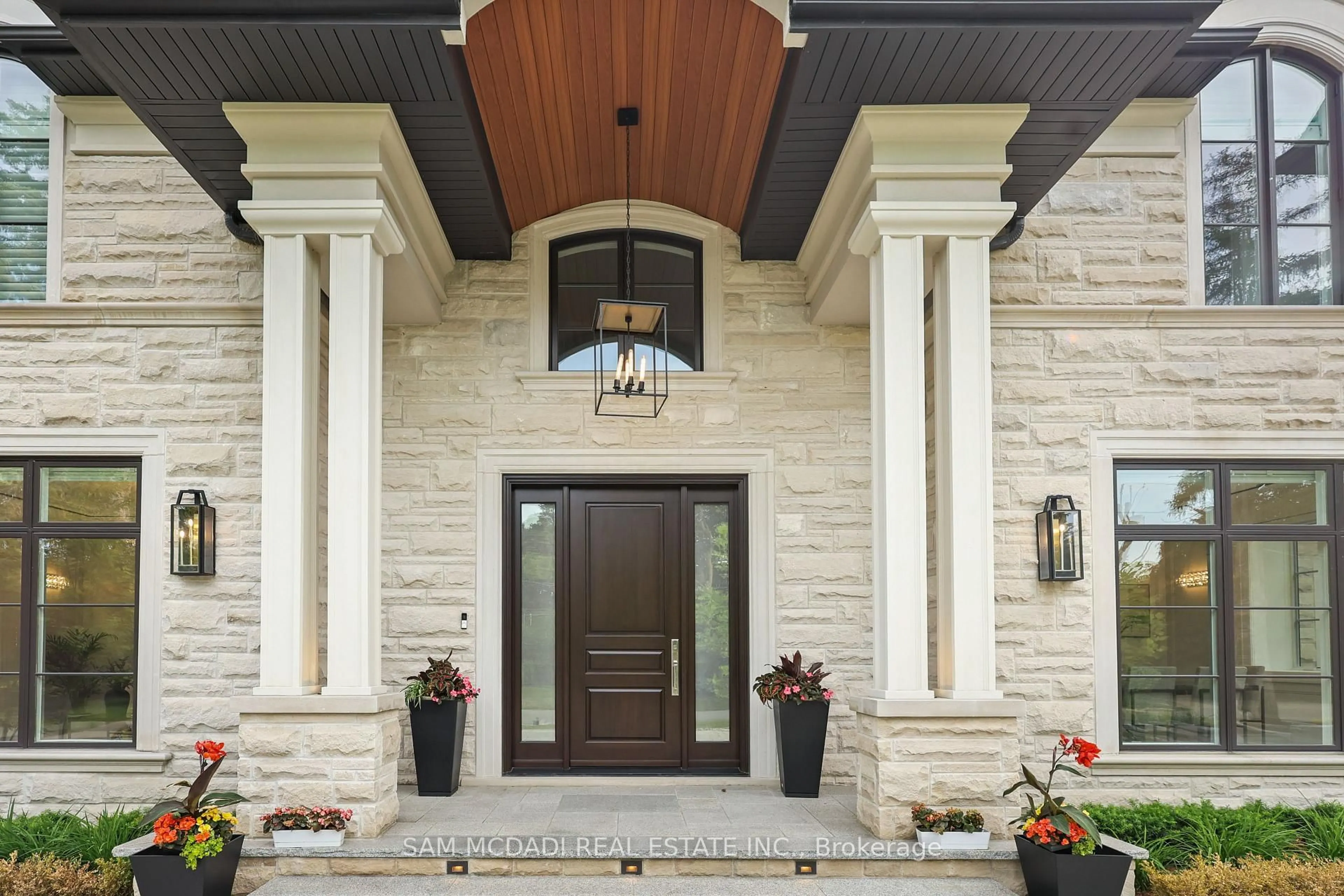 Indoor entryway for 1342 Nocturne Crt, Mississauga Ontario L5H 2L8