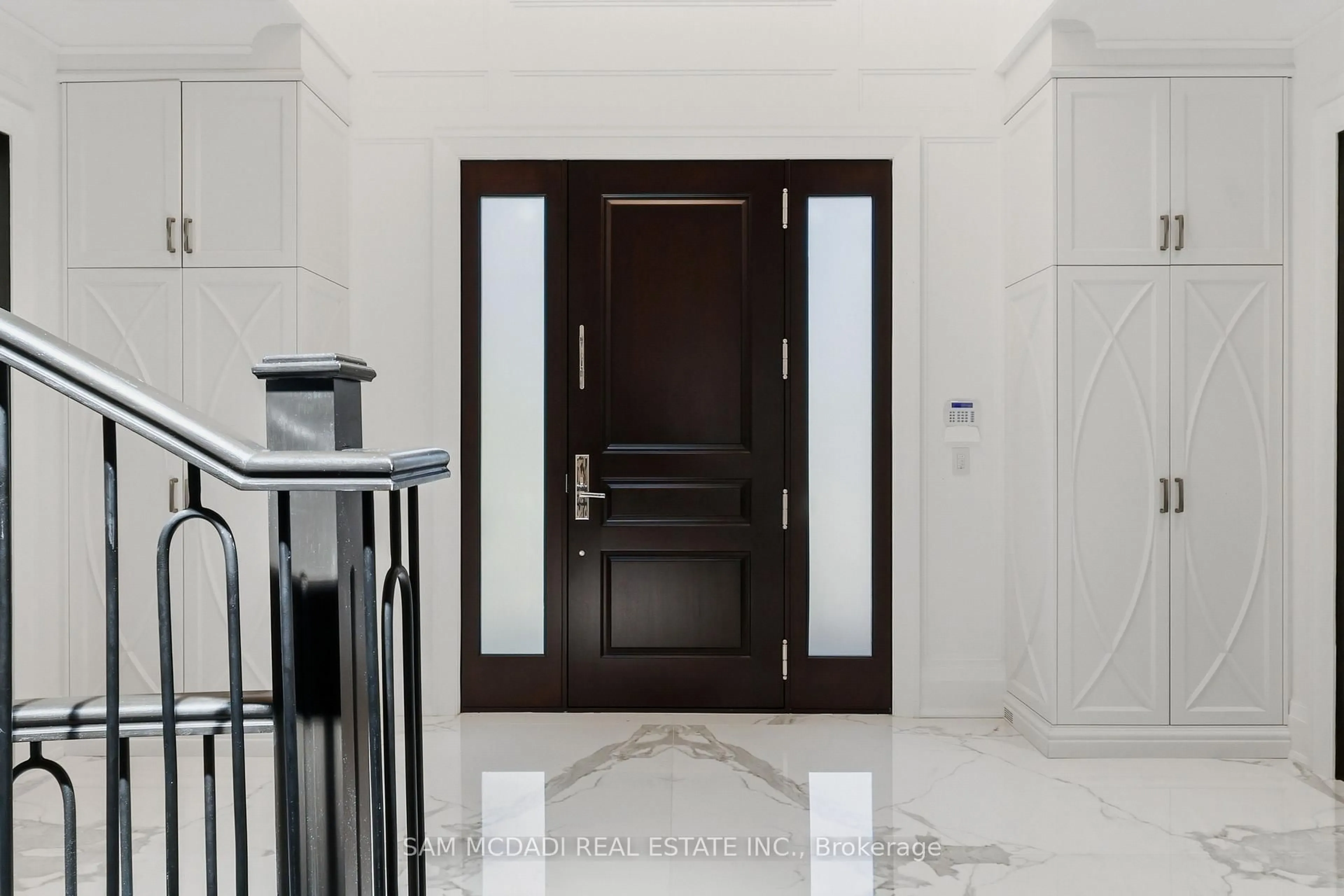Indoor foyer for 1342 Nocturne Crt, Mississauga Ontario L5H 2L8