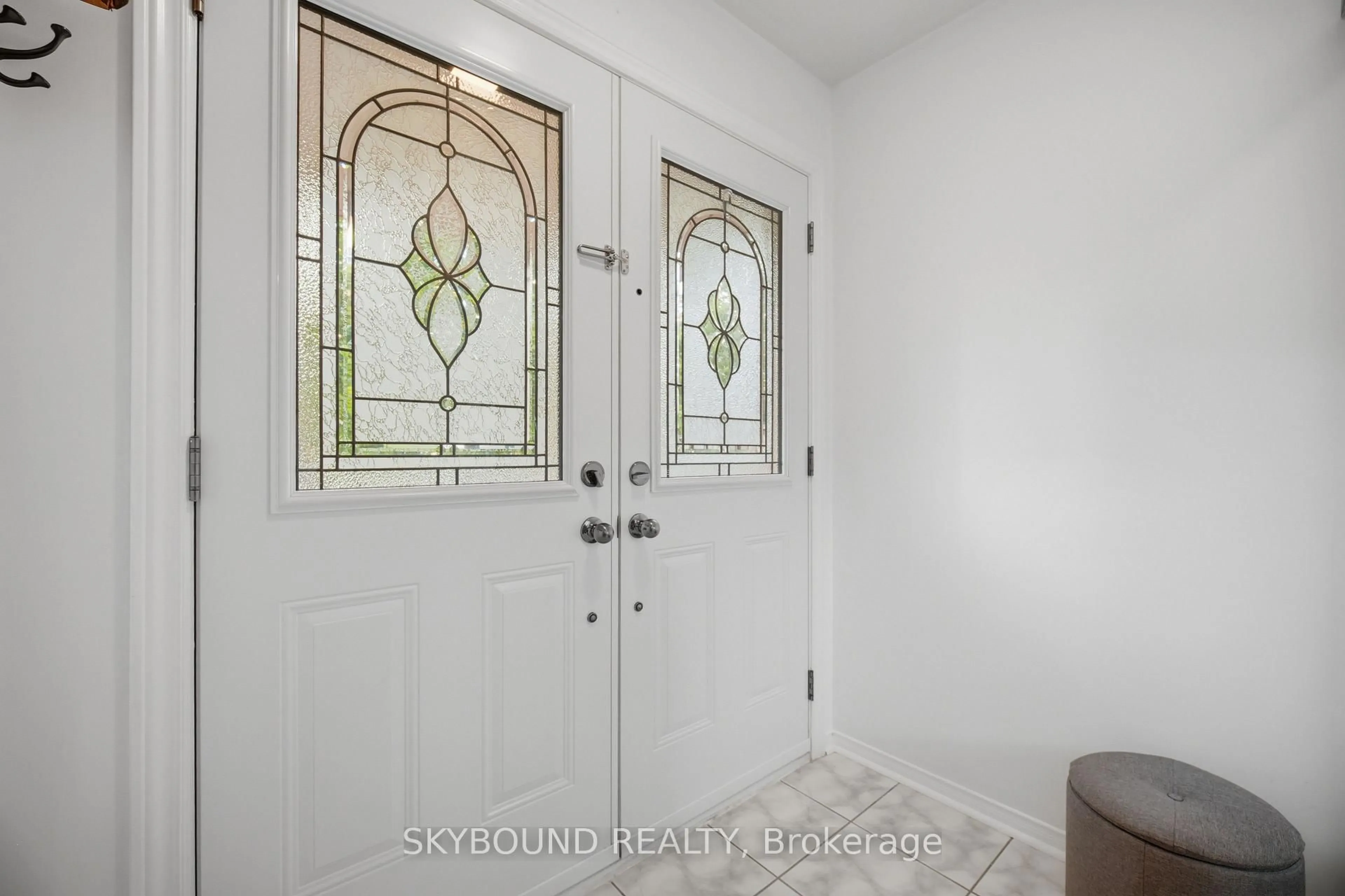 Indoor entryway for 3906 Zenith Crt, Mississauga Ontario L5N 6Z8