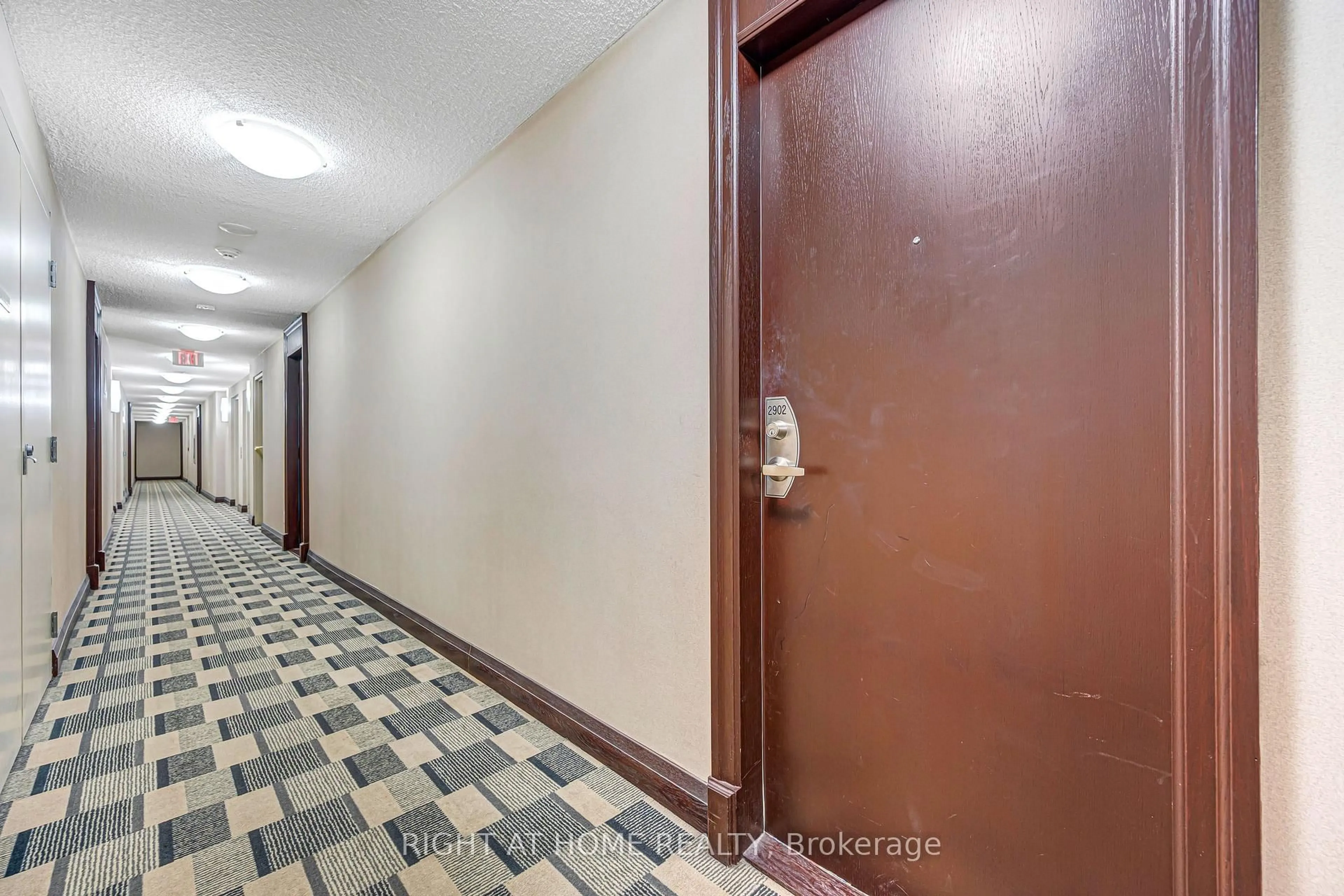 Indoor foyer for 208 Enfield Pl ##2902, Mississauga Ontario L5B 0G8