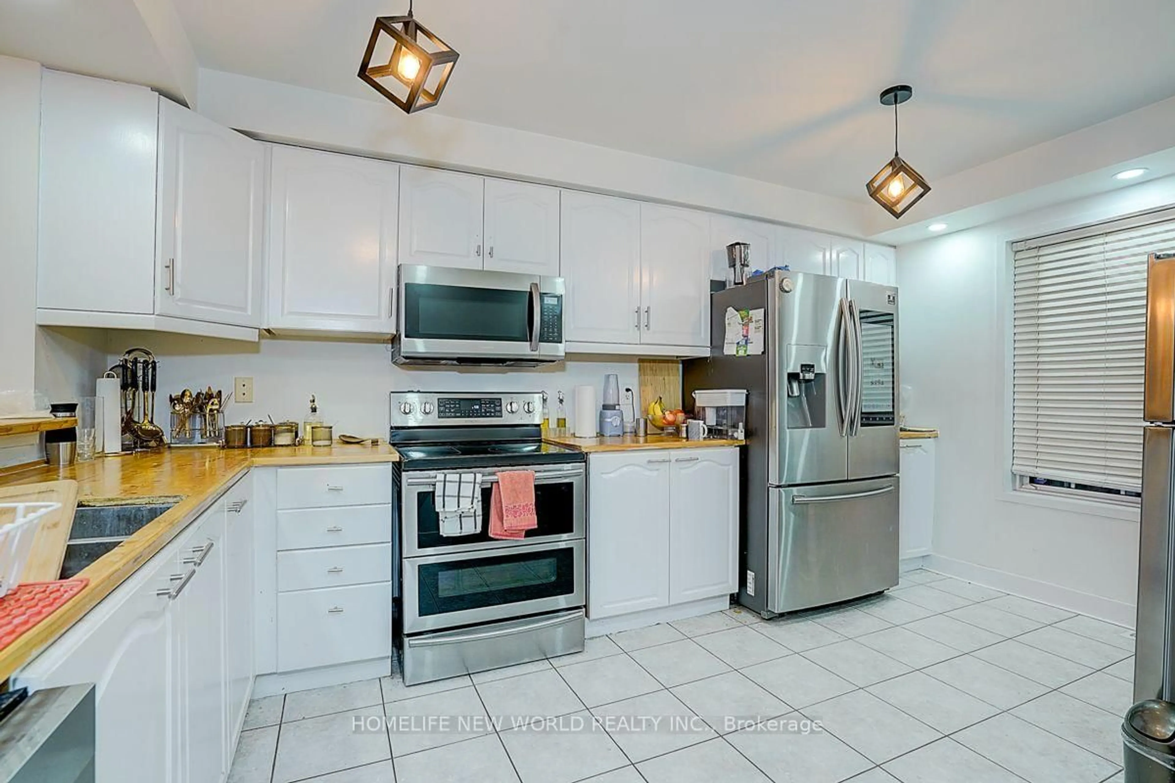 Standard kitchen, ceramic/tile floor for 199 Hillcrest Ave #10, Mississauga Ontario L5B 4L5