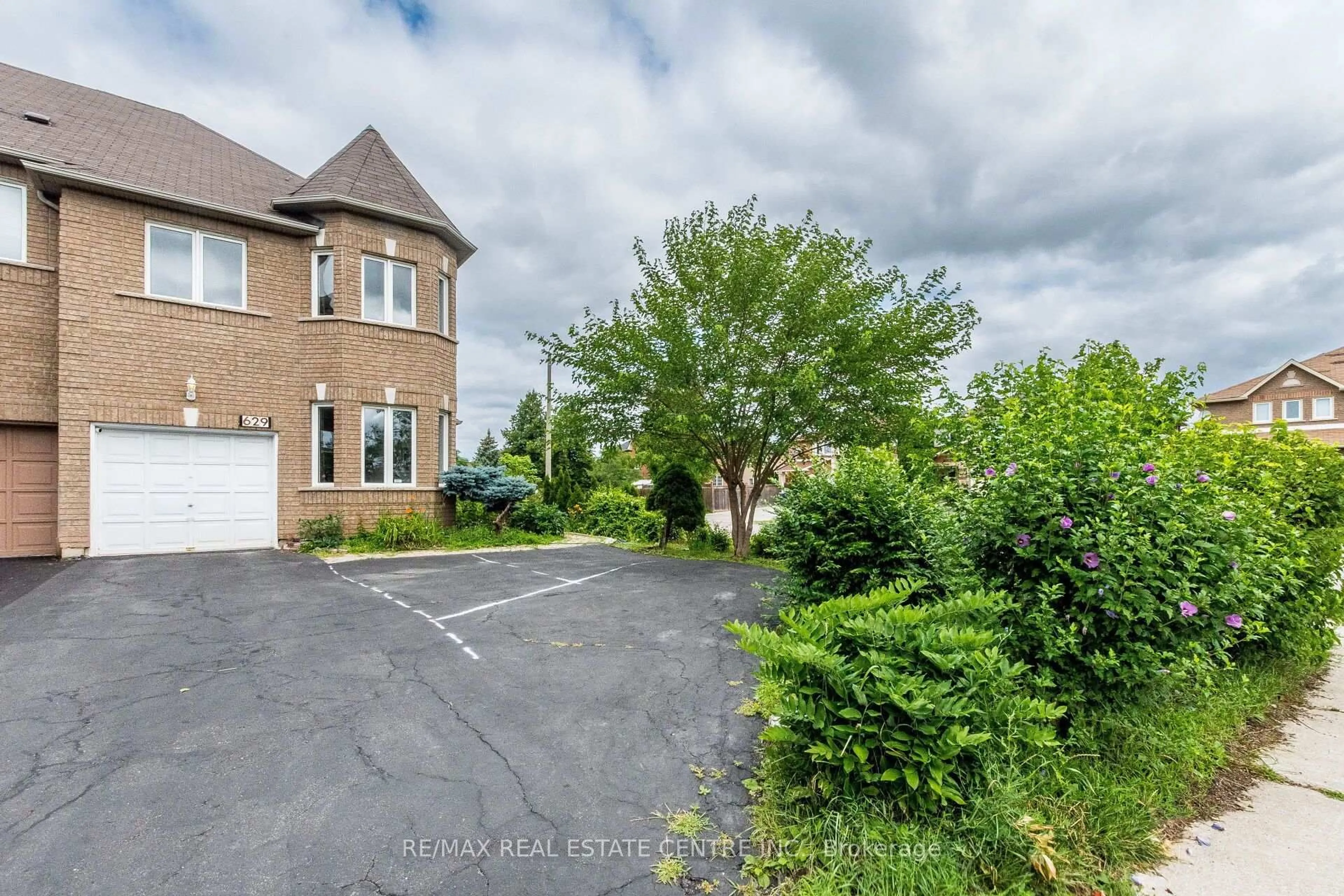 A pic from outside/outdoor area/front of a property/back of a property/a pic from drone, street for 629 Lumberton Cres, Mississauga Ontario L4Z 3Z5