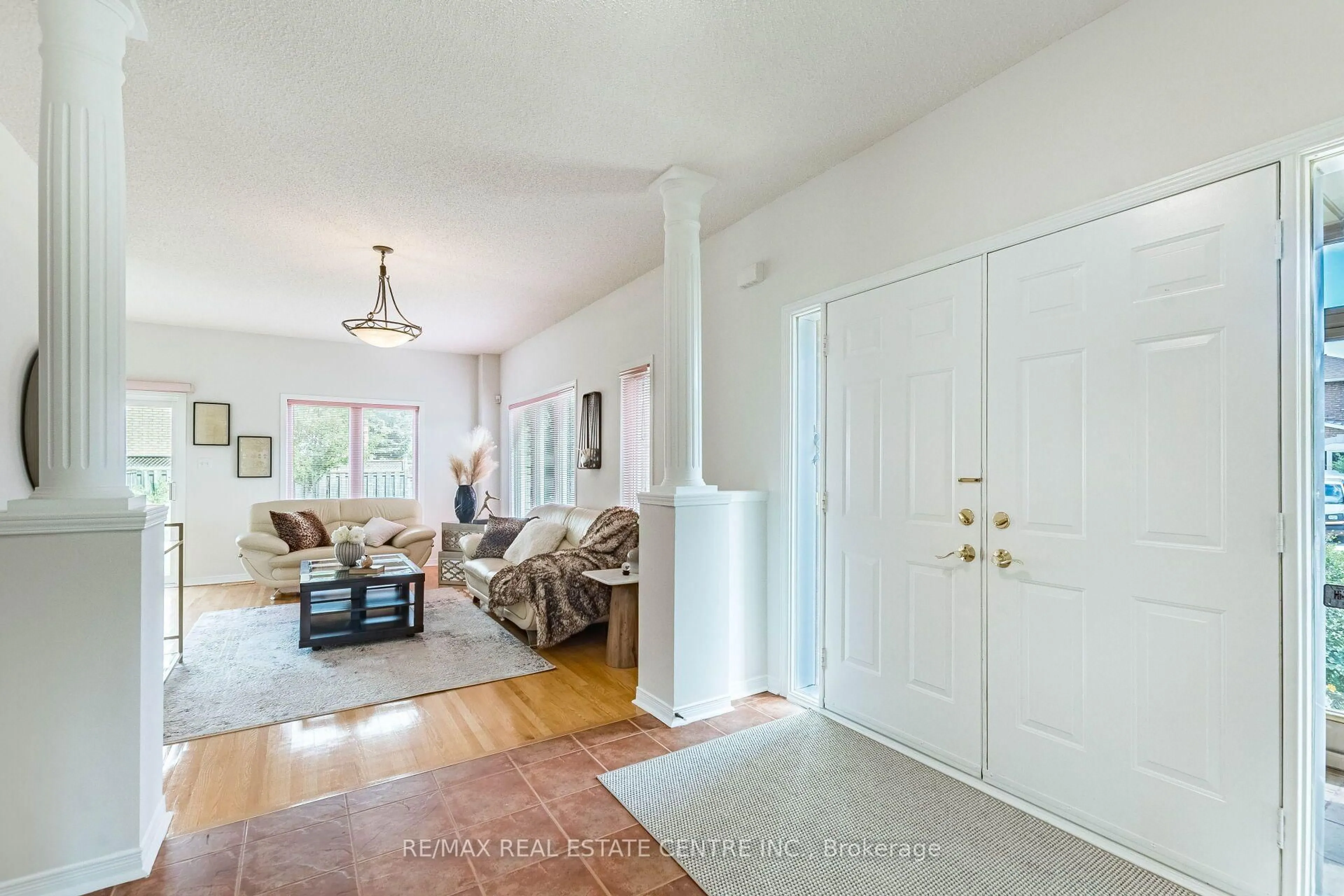 Indoor entryway for 629 Lumberton Cres, Mississauga Ontario L4Z 3Z5