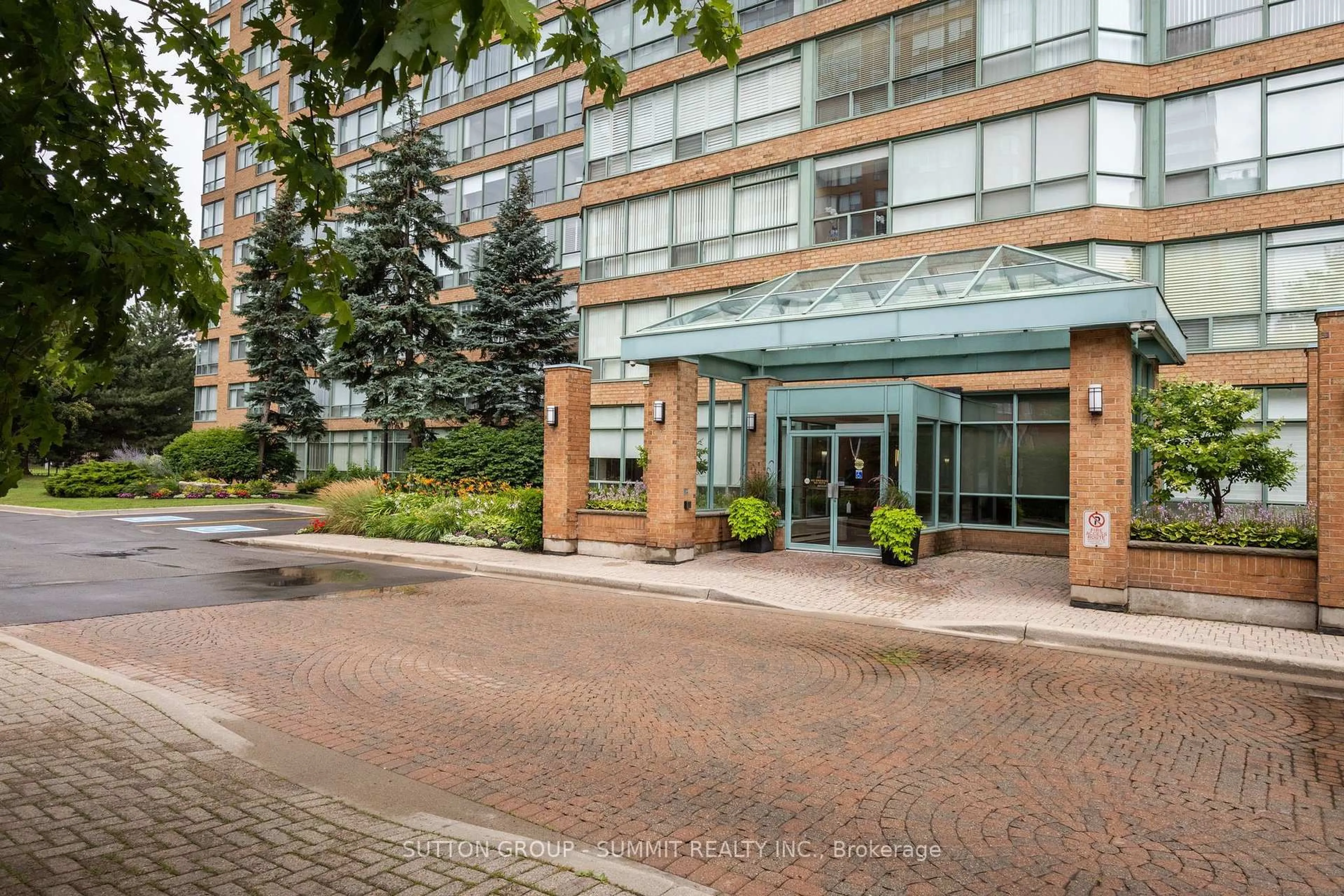 Indoor foyer for 1276 Maple Crossing Blvd #611, Burlington Ontario L7S 2J9