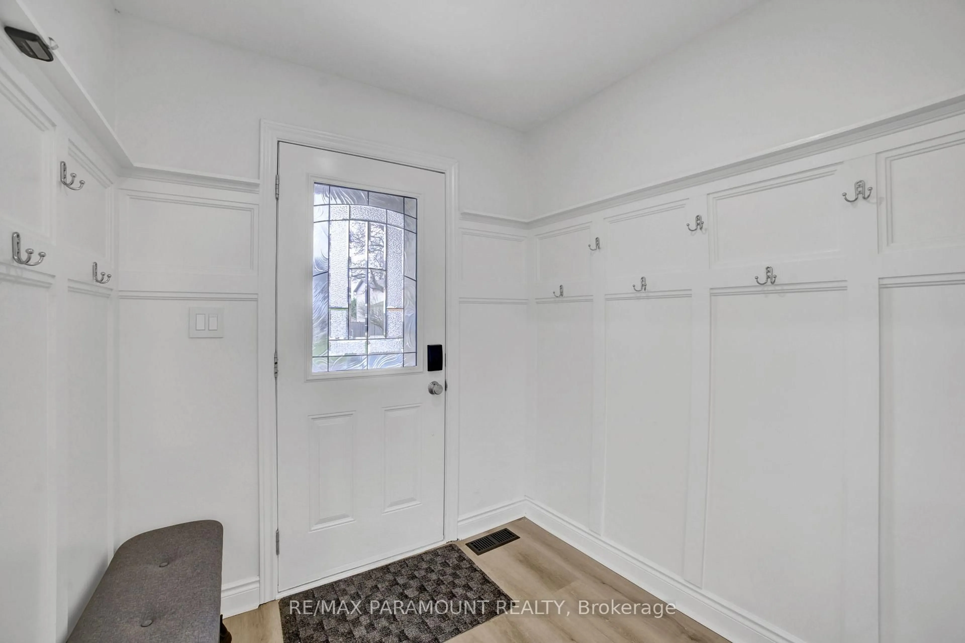 Indoor entryway for 2641 Cavendish Dr, Burlington Ontario L7P 3W6
