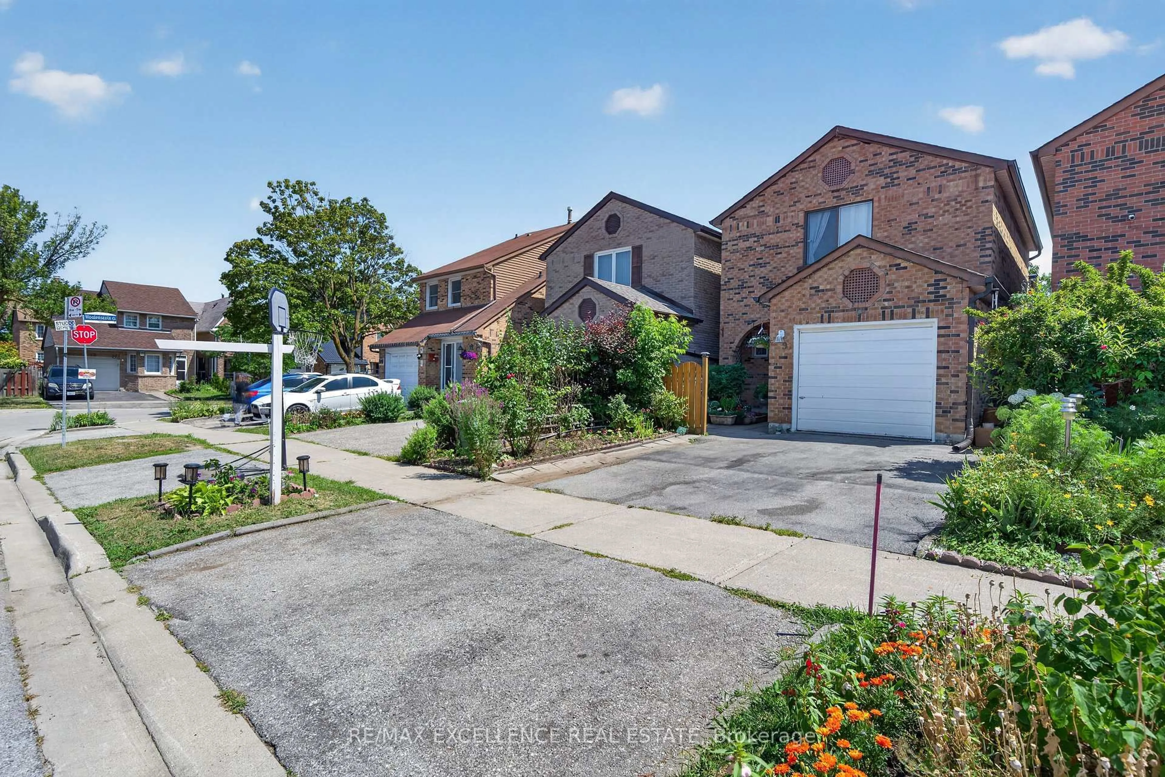 A pic from outside/outdoor area/front of a property/back of a property/a pic from drone, street for 91 Woolenscote Circ, Toronto Ontario M9V 4R6