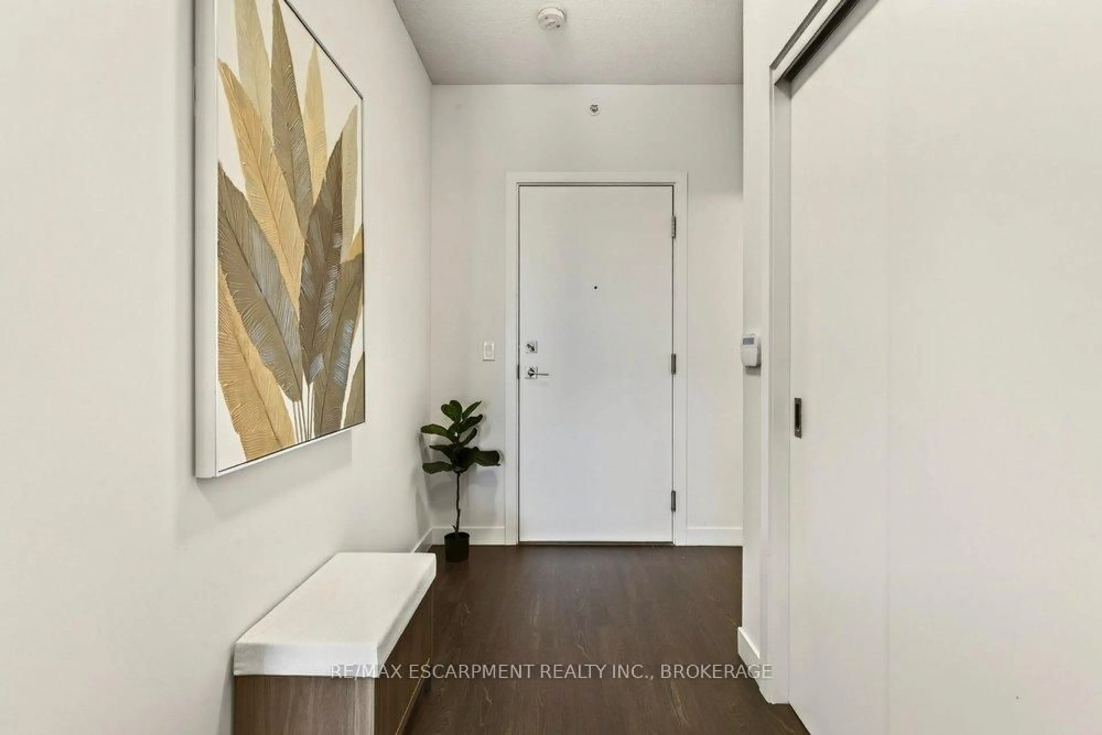 Indoor entryway for 2087 Fairview St #702, Burlington Ontario L7R 0E5