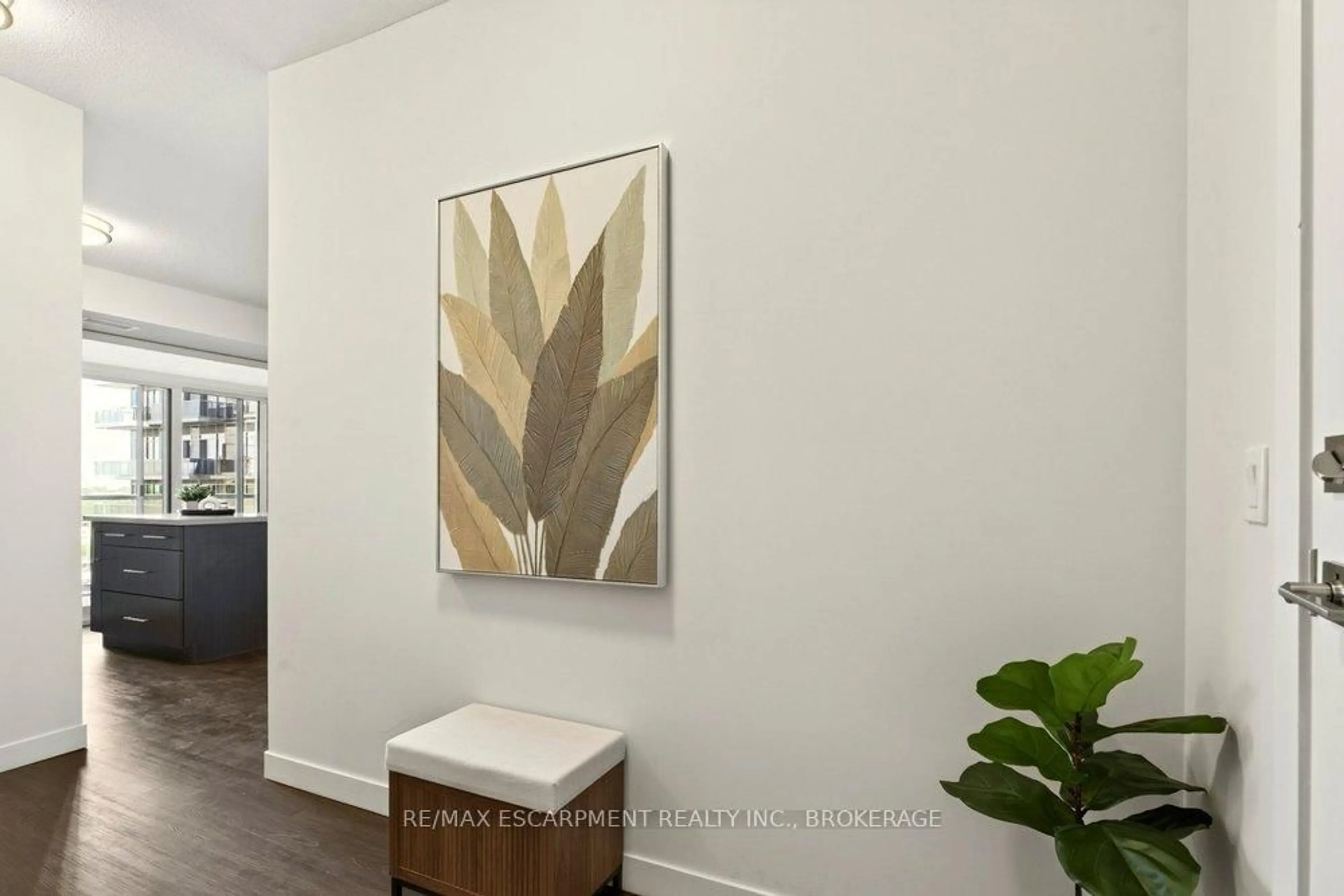 Indoor entryway for 2087 Fairview St #702, Burlington Ontario L7R 0E5