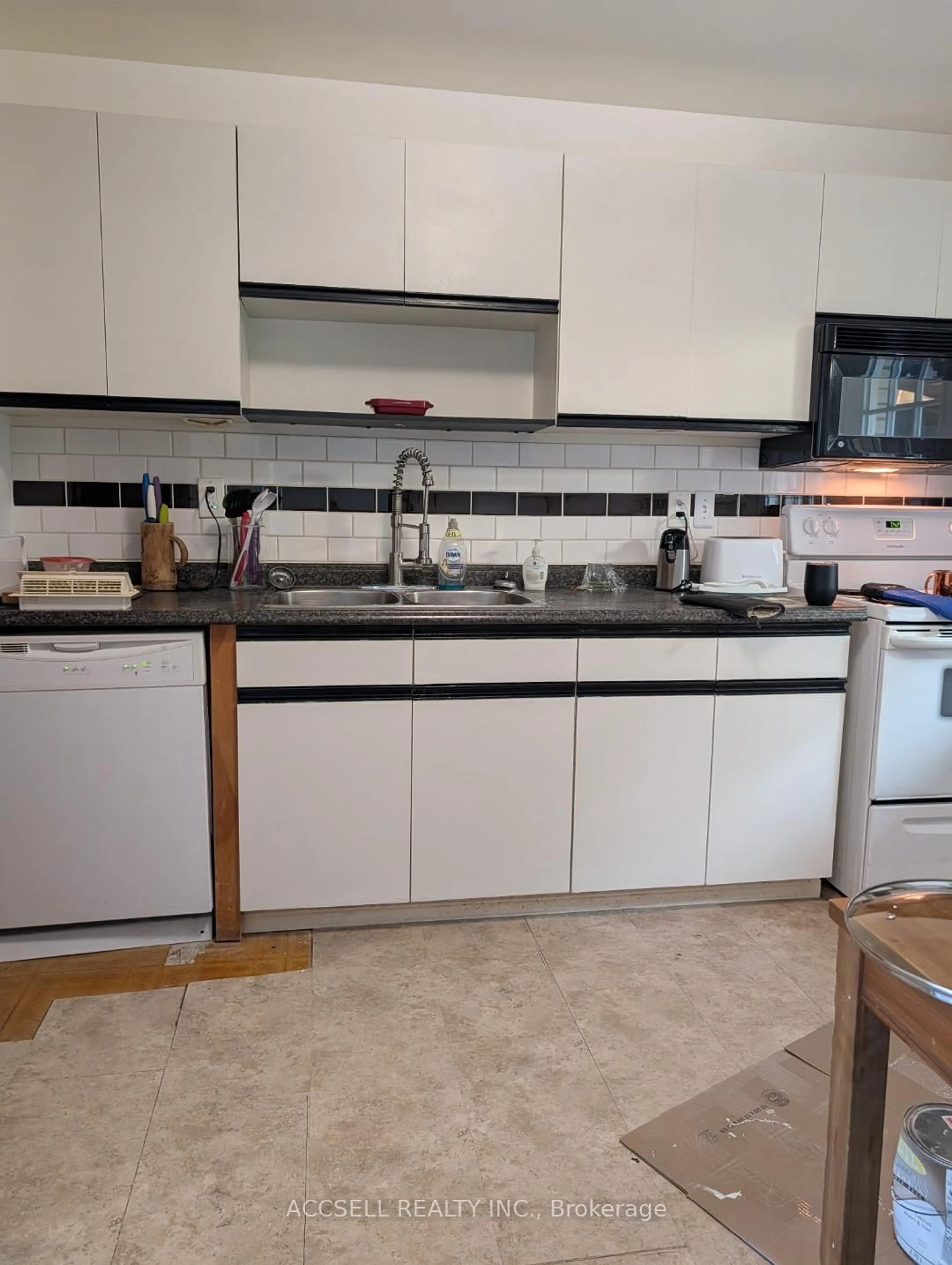 Standard kitchen, ceramic/tile floor for 40 Flamingo Cres, Brampton Ontario L6T 2G5