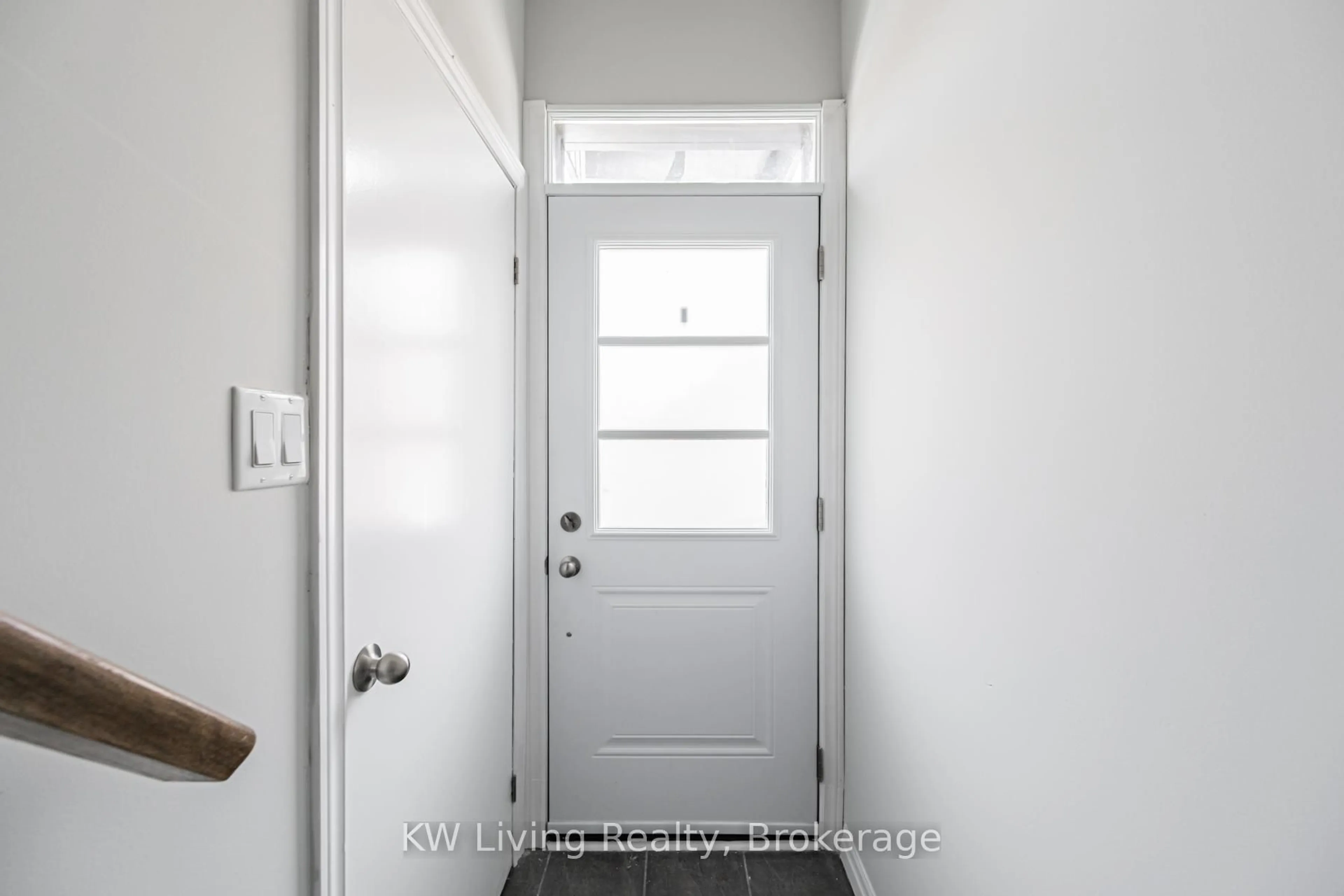 Indoor entryway for 70 Plains Rd #18, Burlington Ontario L7T 1E9