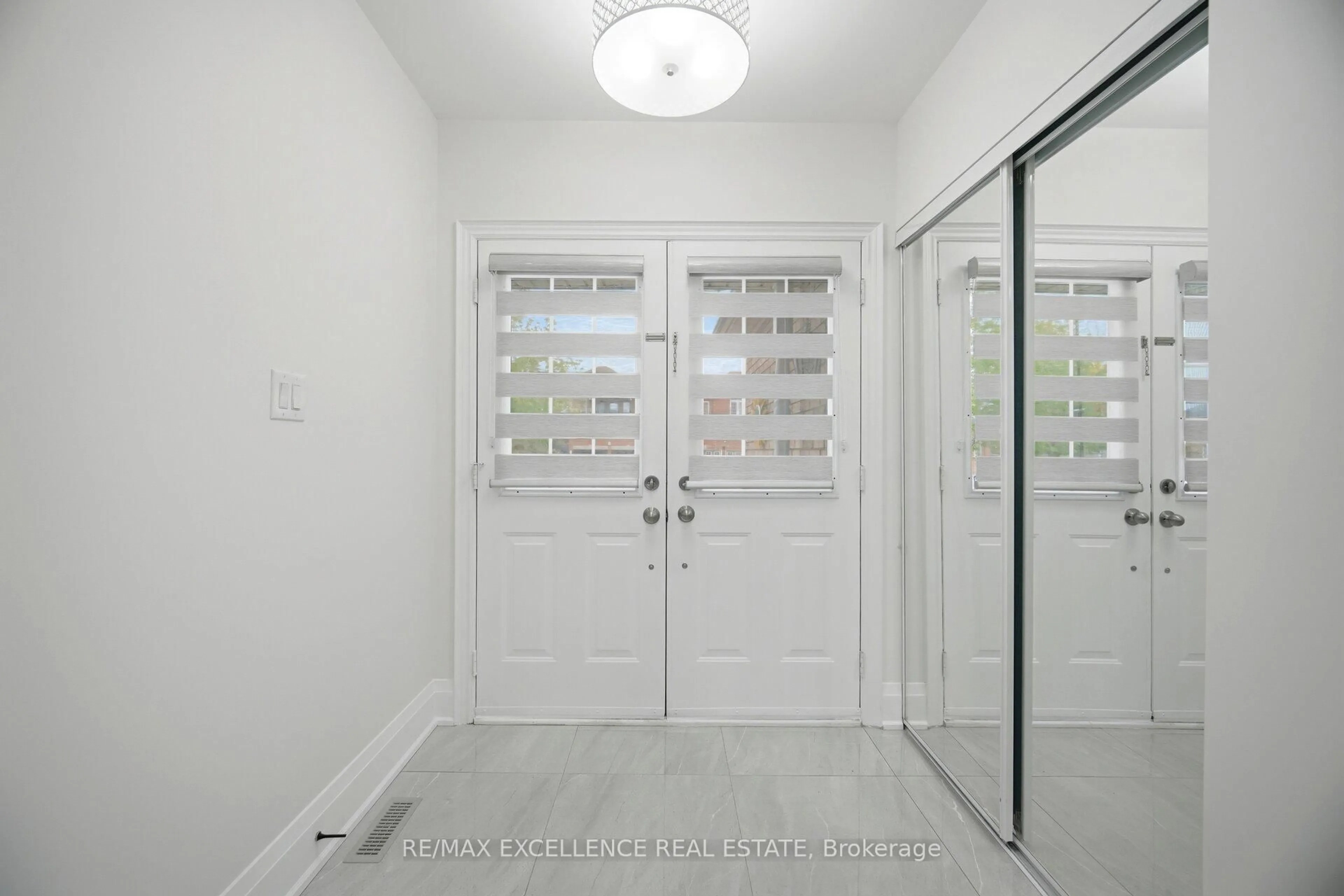 Indoor entryway for 5 Whitehouse Cres, Brampton Ontario L6P 1M3