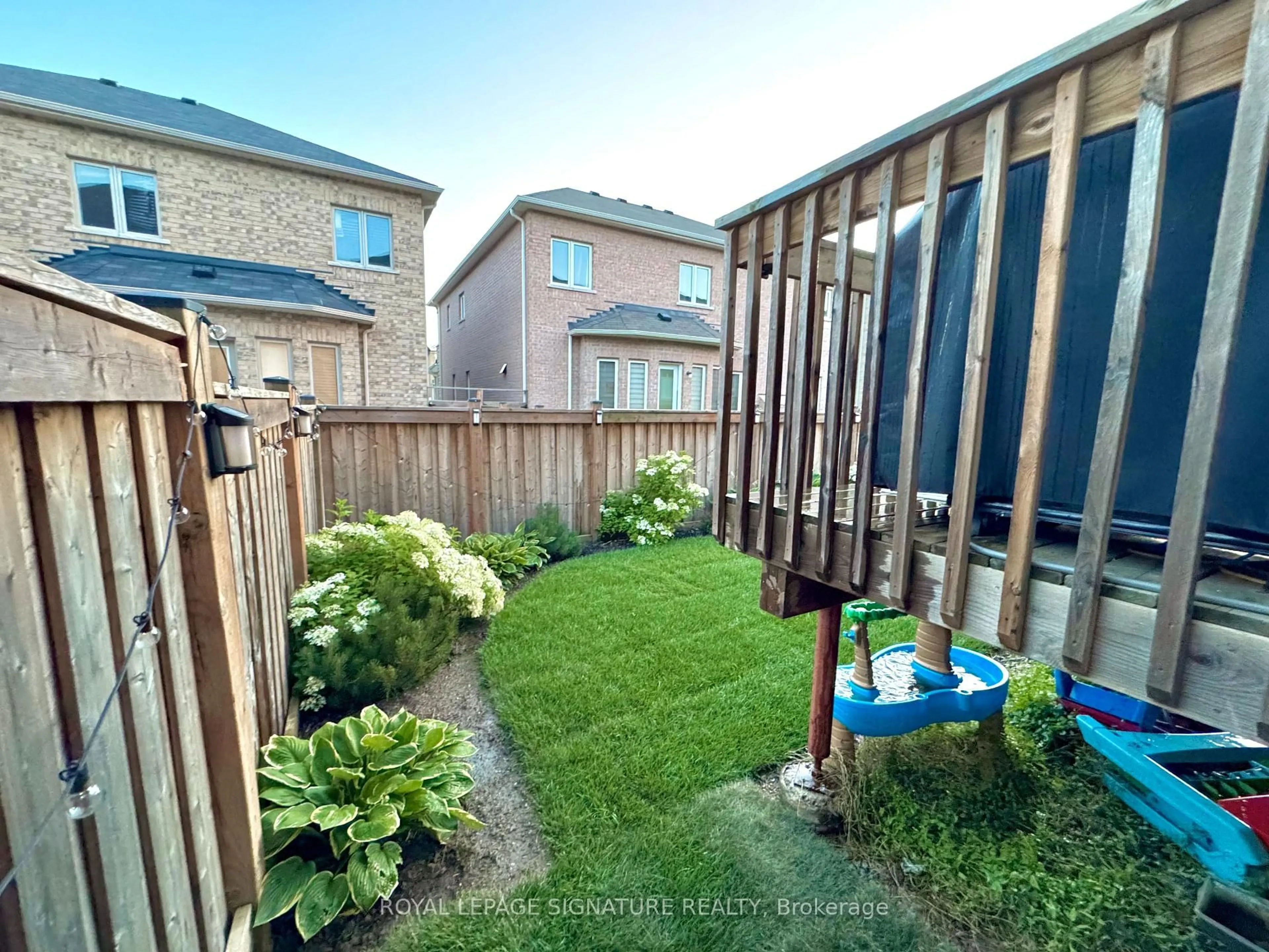A pic from outside/outdoor area/front of a property/back of a property/a pic from drone, street for 3184 Meadow Marsh Cres, Oakville Ontario L6H 0T2