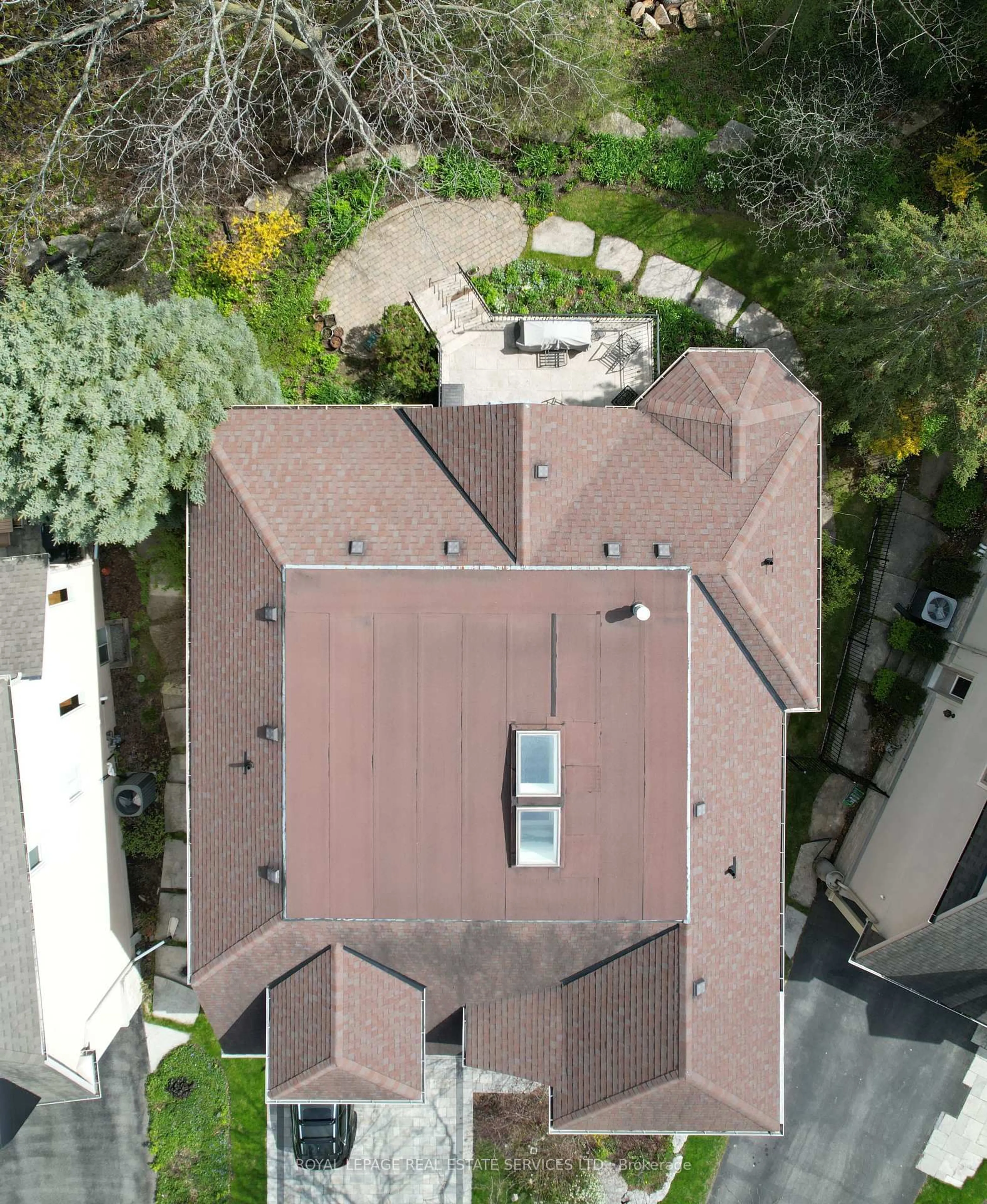 A pic from outside/outdoor area/front of a property/back of a property/a pic from drone, street for 1726 The Pines, Mississauga Ontario L5J 4V5